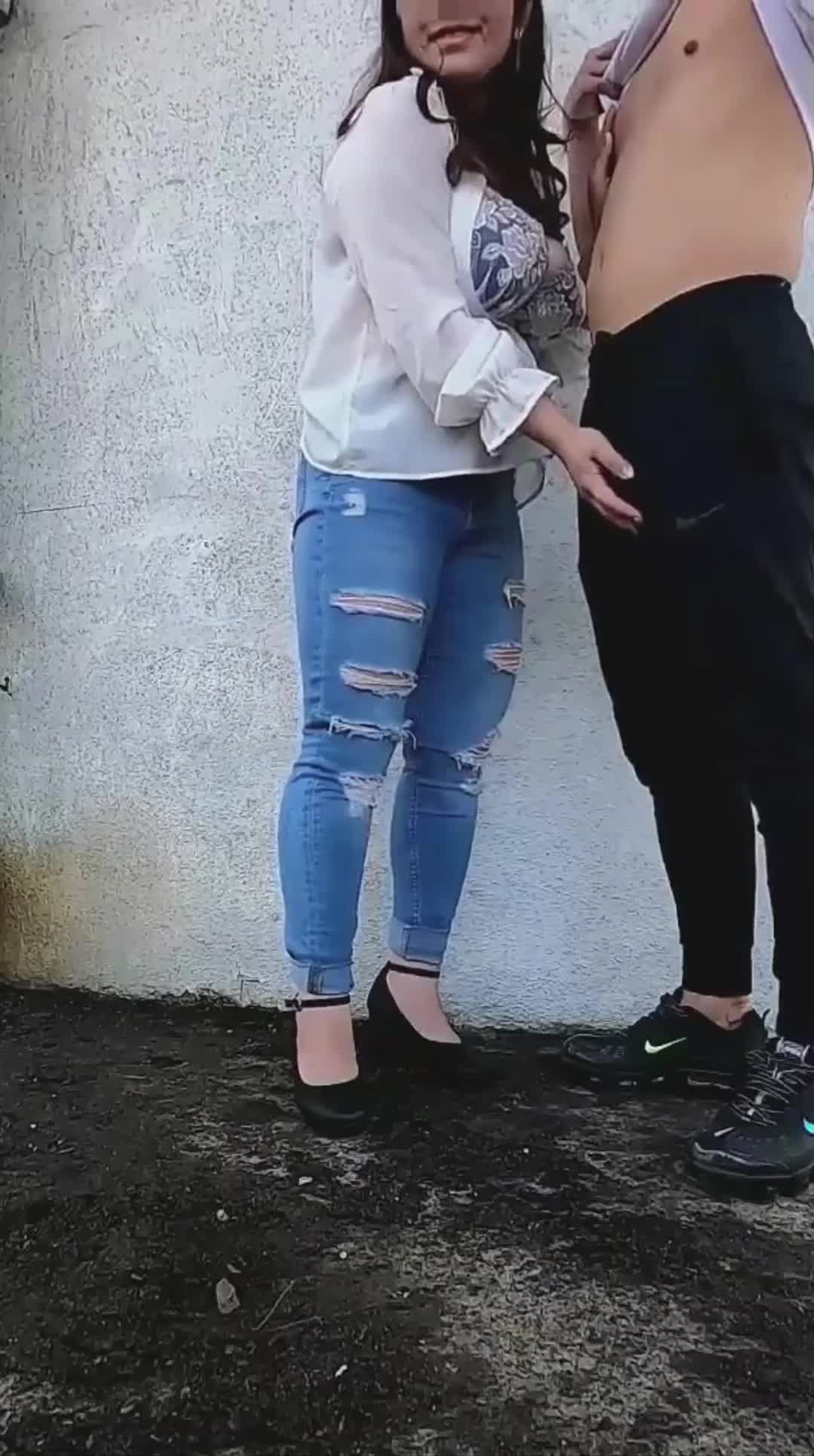 《大伙都喜闻乐见的露出乳交》这期的路面很真实，甚至像你tt77爽姐随便在她村里找了块地给你玩露出乳交黑粗硬挺的牛牛肉棒能在这对淫贱肥奶里坚持多久呢？️️不到十分钟就狠狠的中出了这对奶穴，浓稠腥臭精液直接在乳穴上拉丝了！#俱乐部 #乳交 #露出 #巨乳 #爆乳