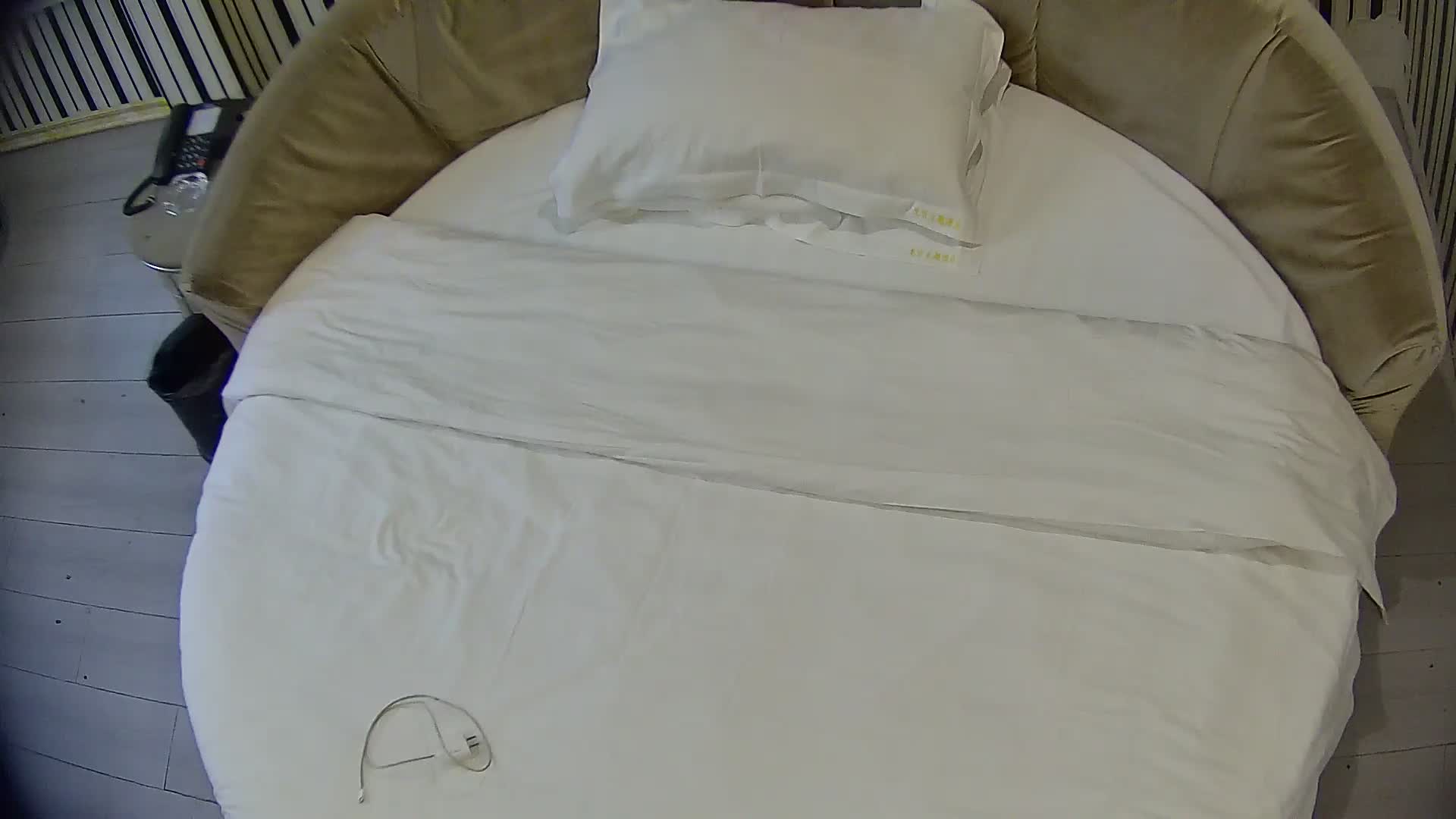 2048.vip-11-3流出洗浴会所情趣炮房偷拍 性欲很强的年轻小伙找个美女技师一条龙服务六九互舔啪啪