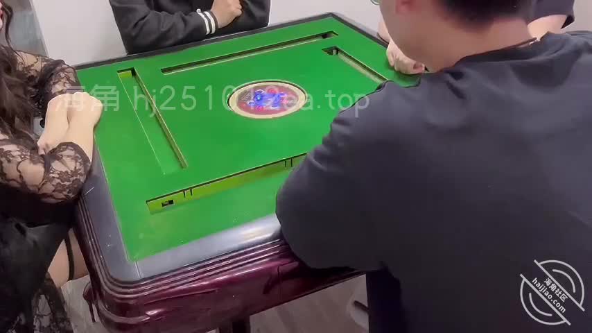 2048.vip-家庭乱伦》海角大神和丈母娘打麻将竟然在桌底用脚引诱我 将其摁在麻将桌上对着屁股猛操