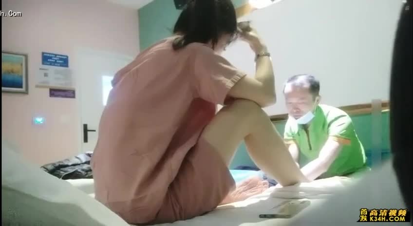 第一个男技师太臭，播主下不了手。后来重叫个黑衣大哥给按摩，床上69互舔 秒射男 #按摩 #会所 #偷拍 #足疗