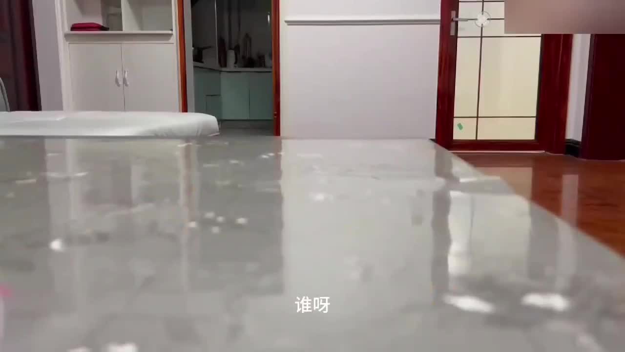 绿帽老公让老婆不穿内裤勾引外卖员自己躲衣柜观战