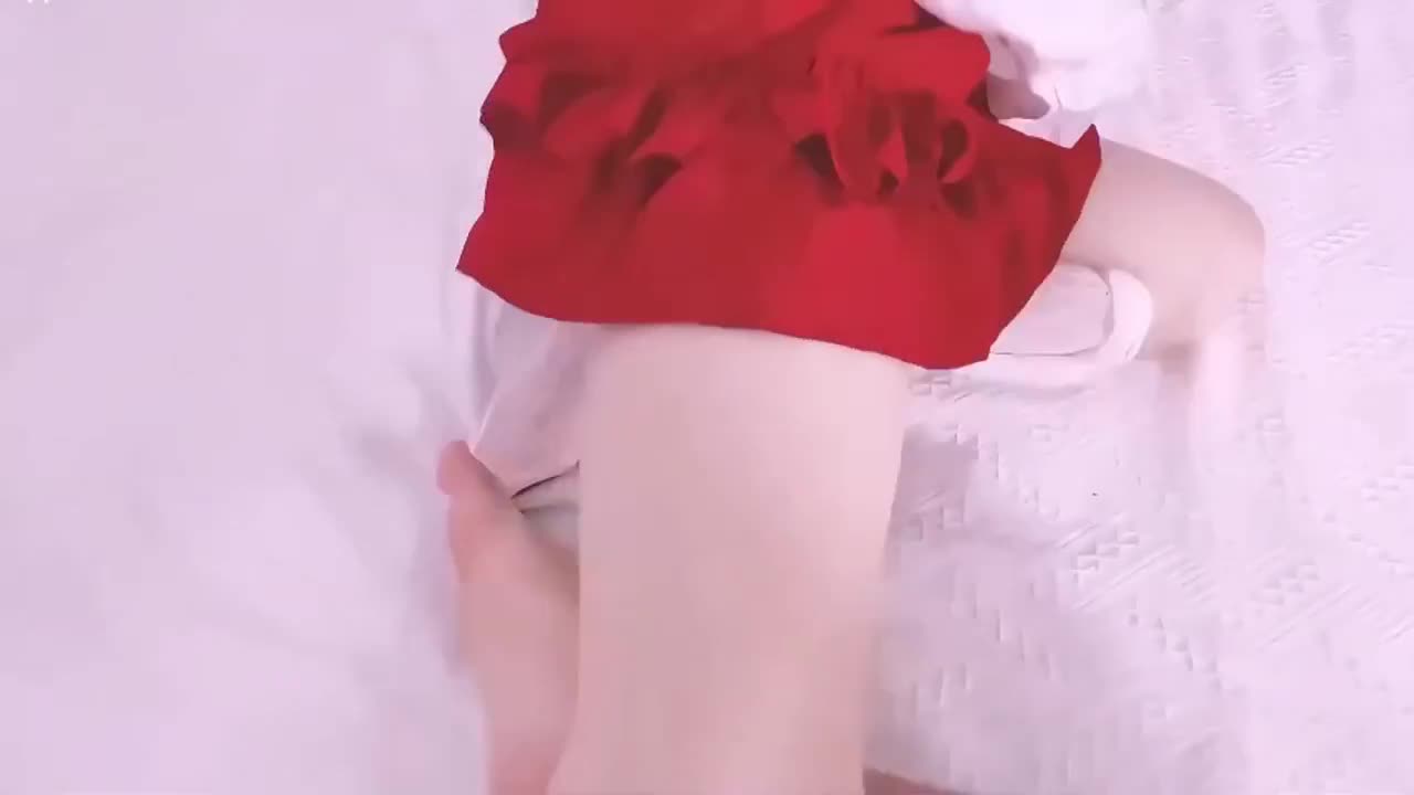 约操极品少女，万万没想到还是个白虎，这逼看着就舒服，被操的阴蒂勃起的老高了，十个少女九个骚果然名不虚传，全程享受被操的快感！