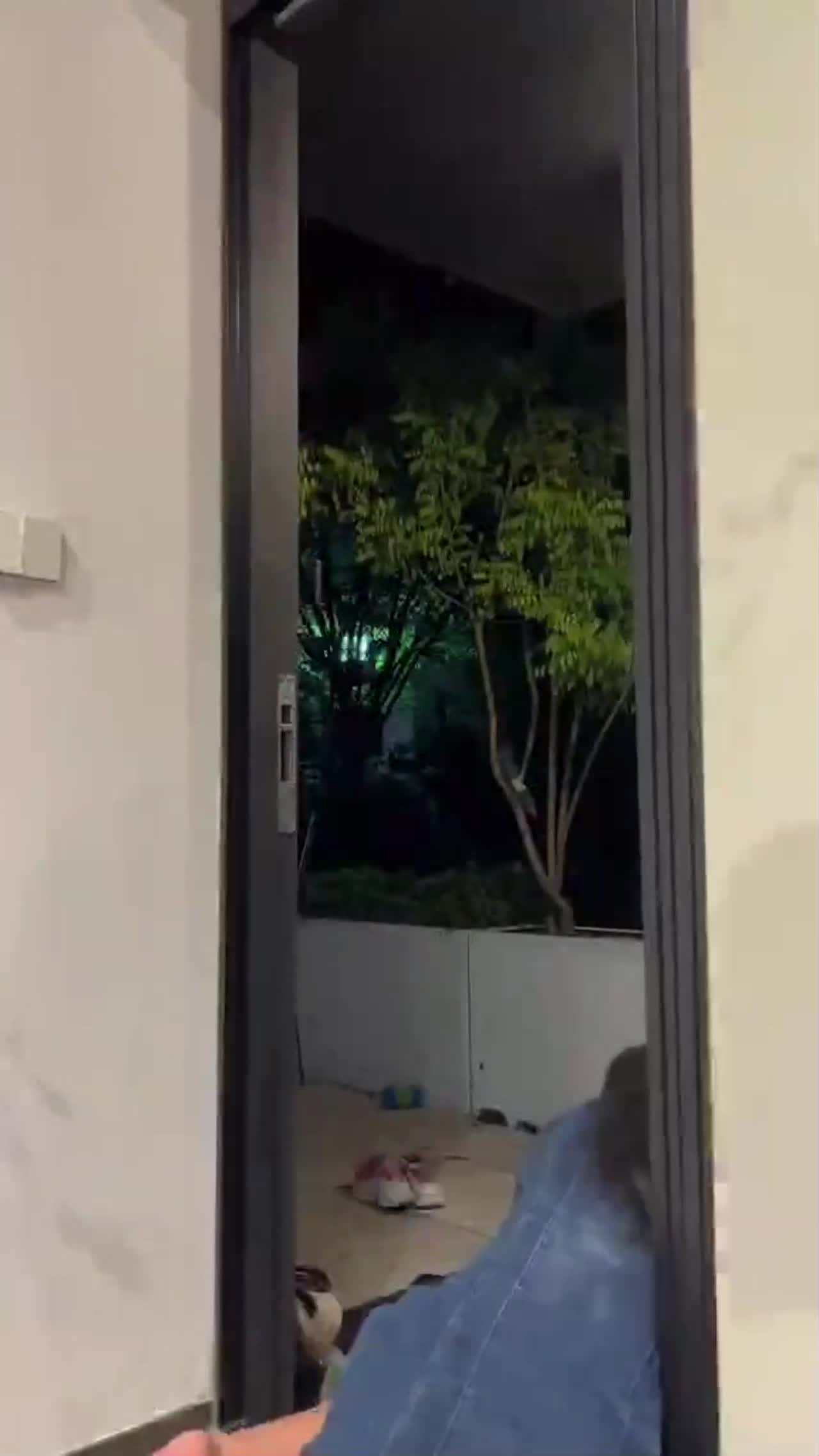 【黑料吃瓜】家里半夜闯入陌生女子，男生听到动静后出来查看被吓一跳，“不好意思你出去 你再这样我报警了”