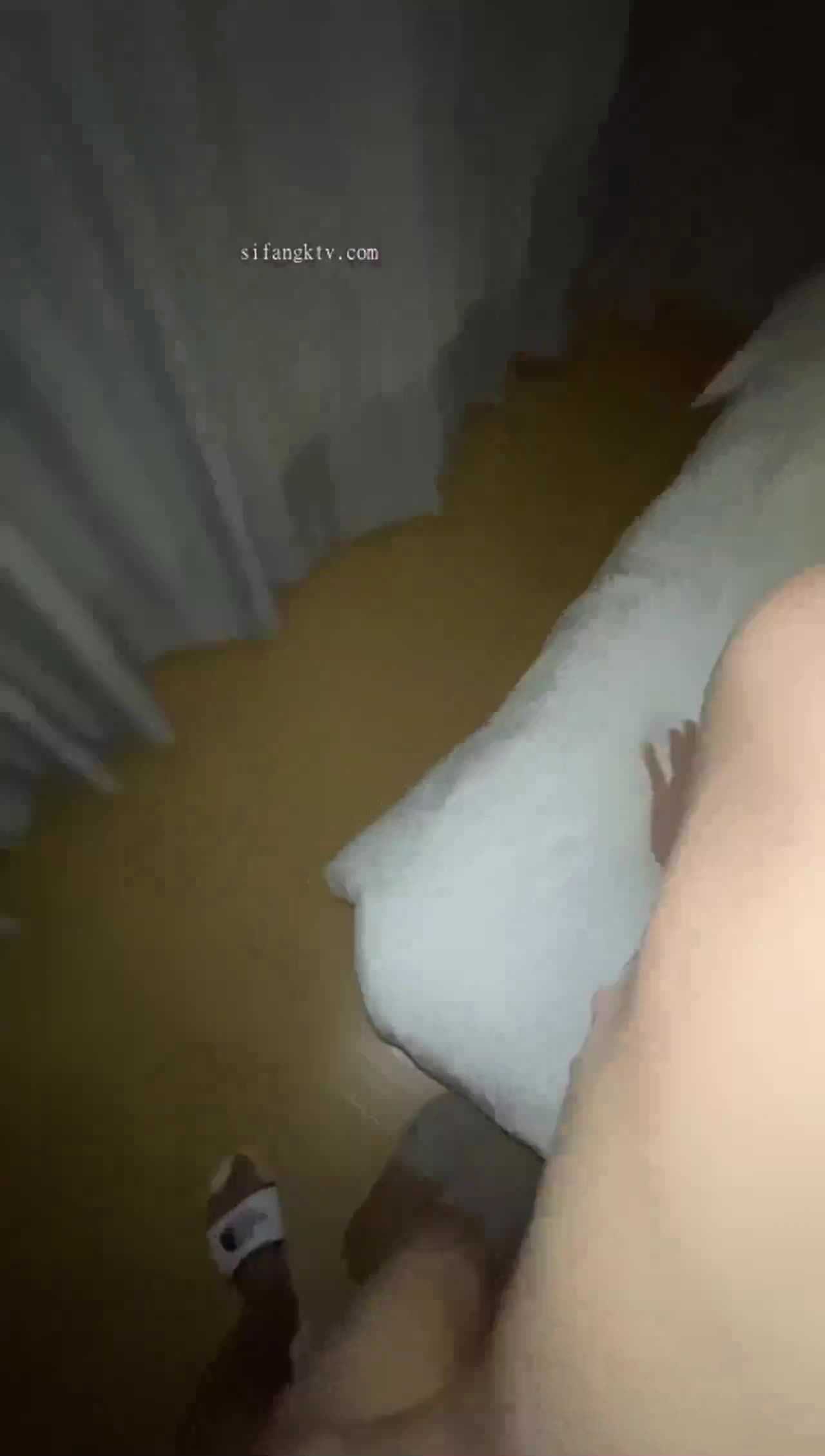 【旅拍泄露】叶璇与男友青岛激情之旅，清纯外衣下是浪荡的骚穴，浑圆肥臀，饱满奶子在镜头前毫无保留，口交、性交样样精通，母狗般服侍男友，淫荡至极