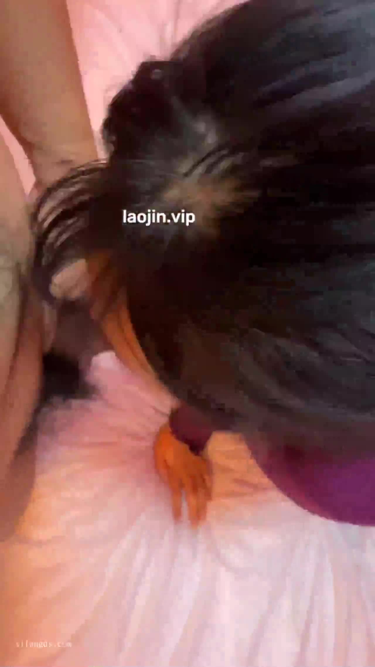 富二代约炮重金拿下空乘专业高颜值学生妹，完美露脸，学妹床上真的好反差