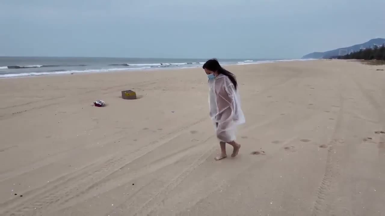 超大胆御姐直接在沙滩人多的地方全裸露出