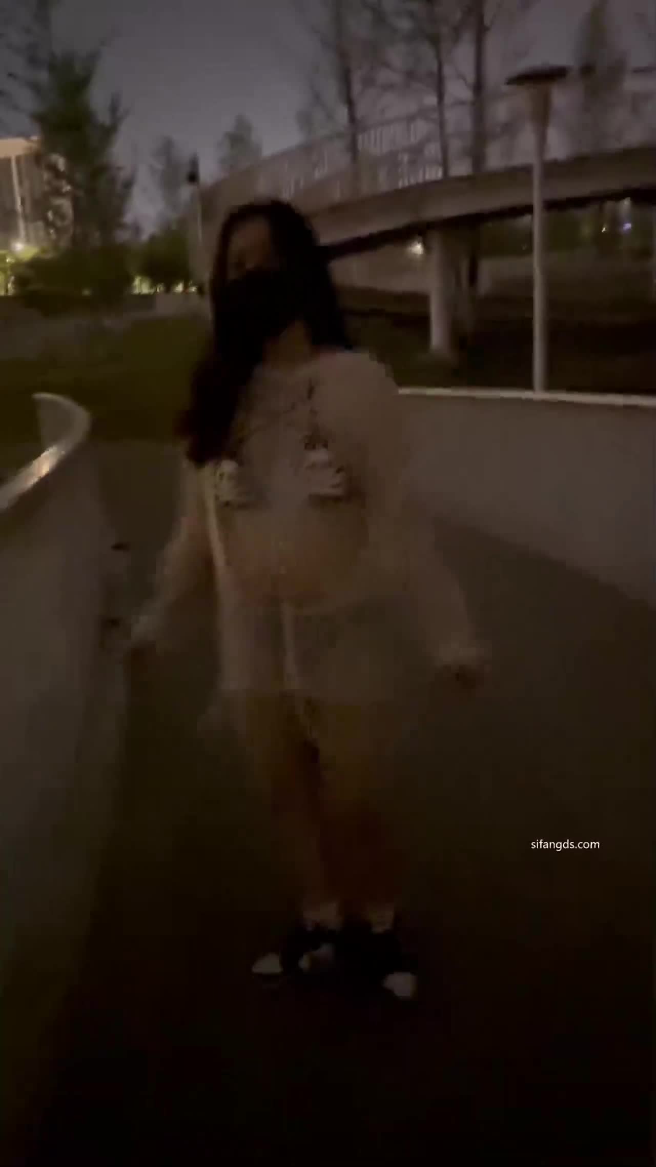 西萌工作室微胖极品小佳_夜晚公园路边露出