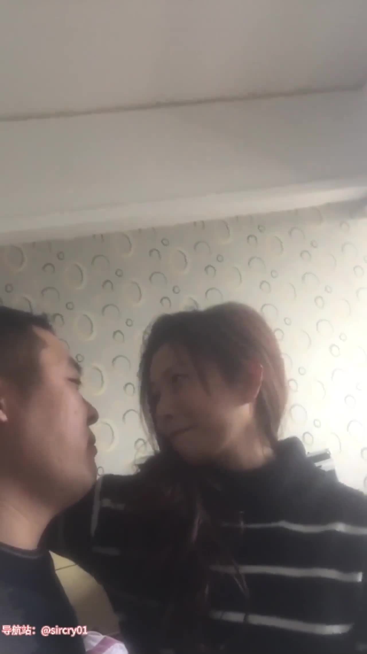 邻家女孩感，高颜值反差纹身少妇，和男友家中洗手间啪啪做爱，直接在马桶上就女上骑起来