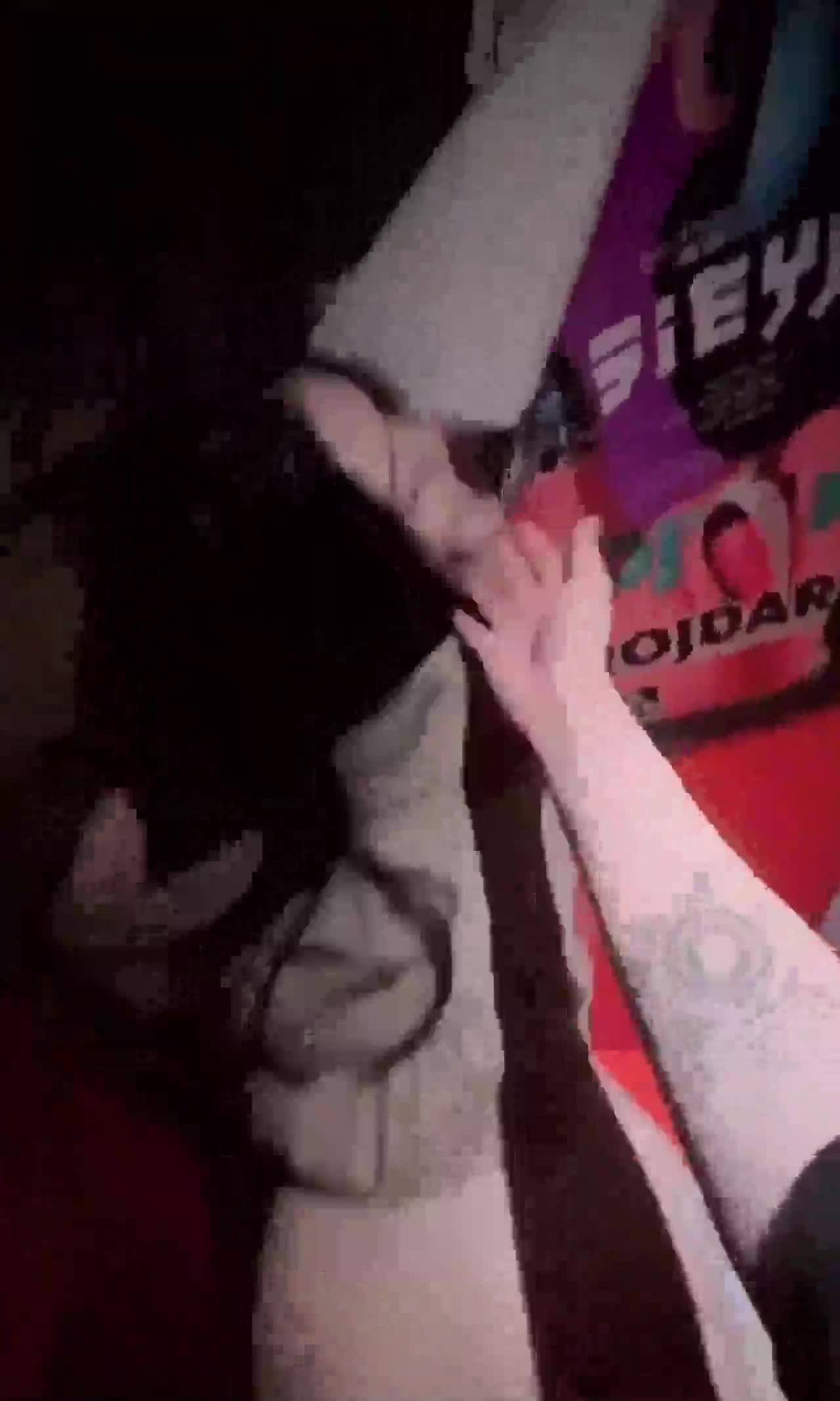 随时随地扒了裤子就能肏的小母狗谁不喜欢啊，反差小骚逼在过道后入的样子真是太骚了！