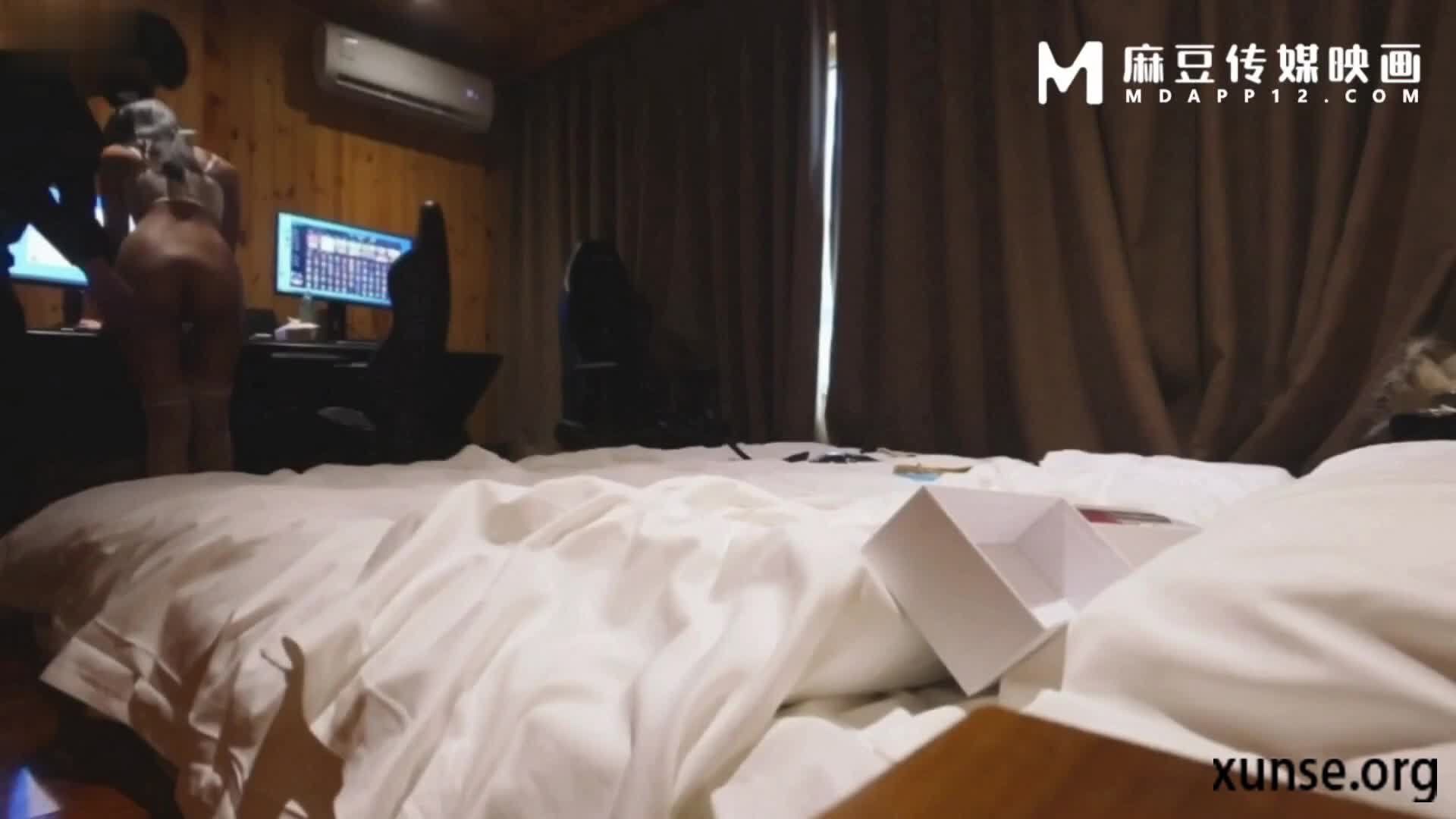 2048.vip-精品推荐【麻豆原创】【黑猫的私奴日记】字母圈SM大神，白丝肥臀女的极致高潮调教