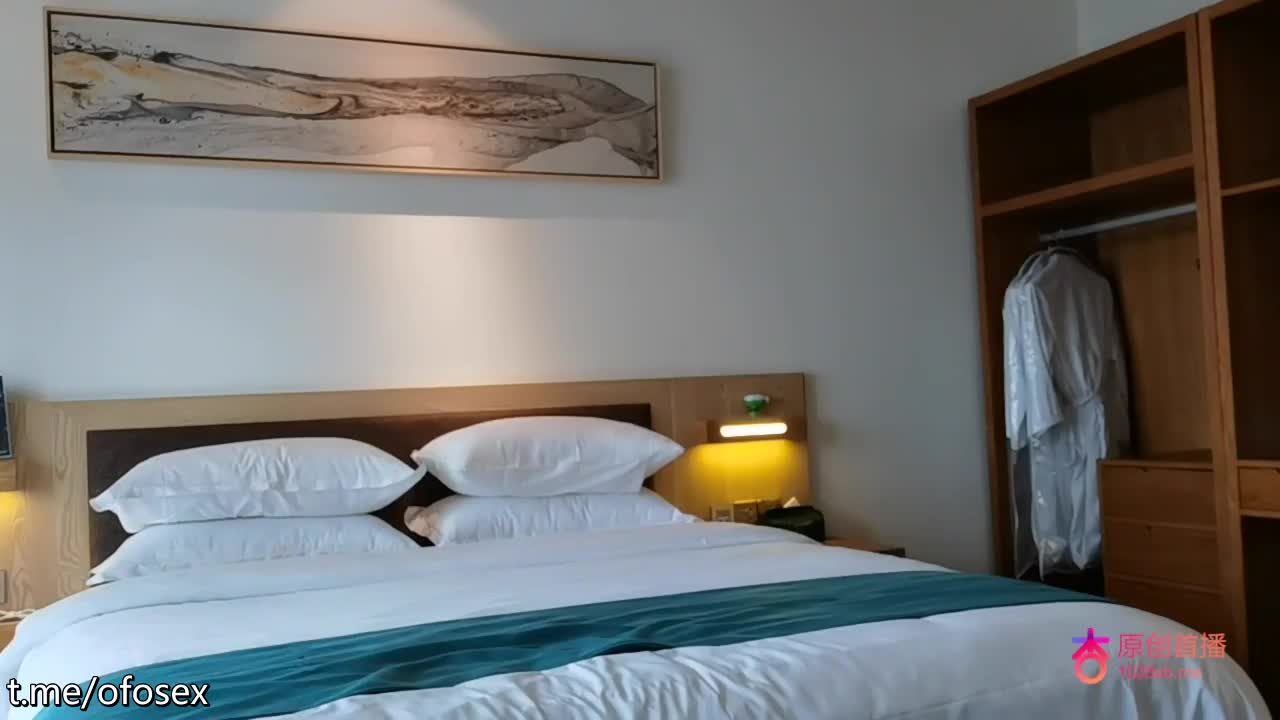 微信约炮男屌丝，洗干净床上等他，舔逼摸奶好专业