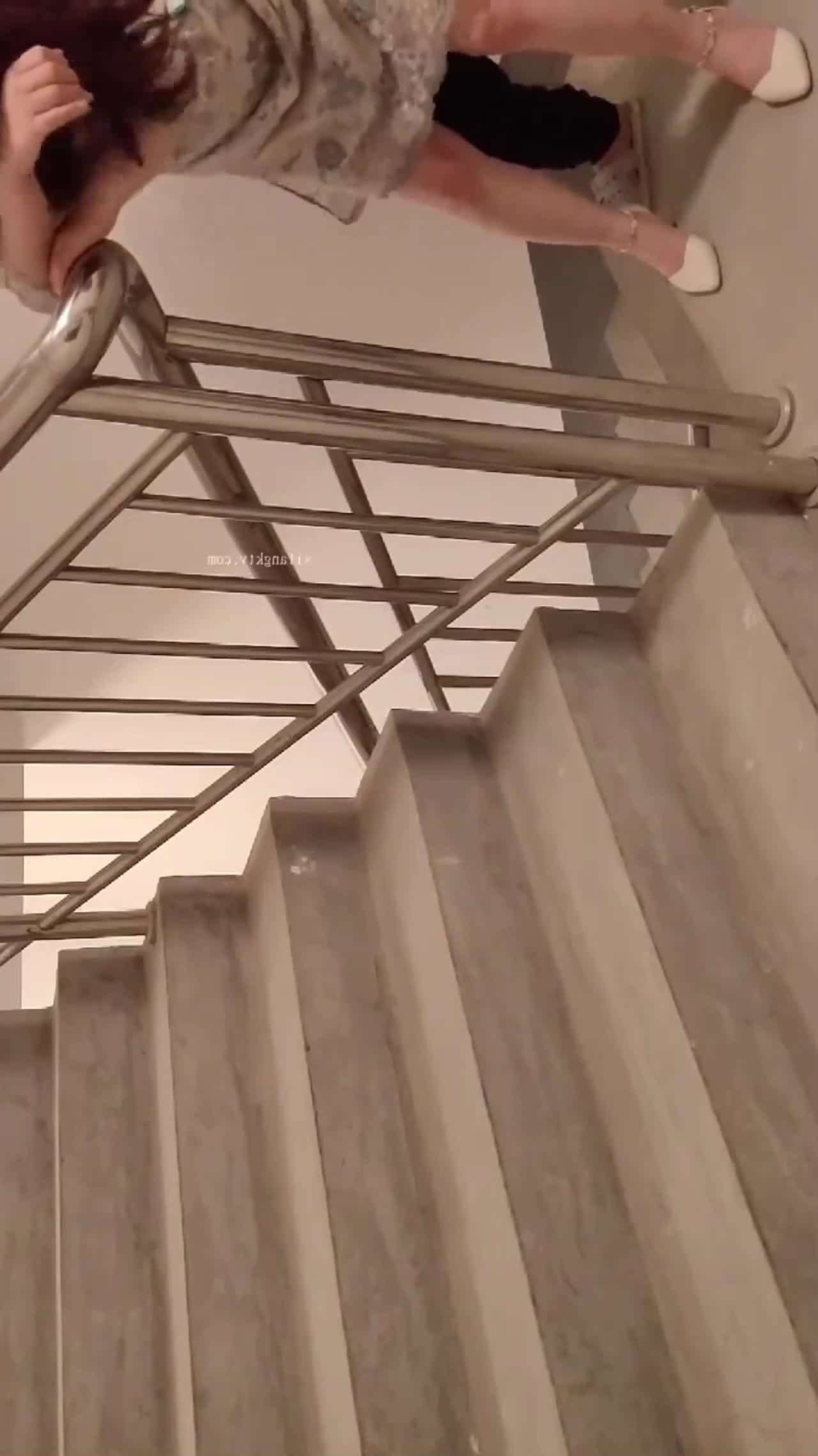 福州一中学初中女老师,和光头教导主任偷情, 楼道做爱实在太刺激了