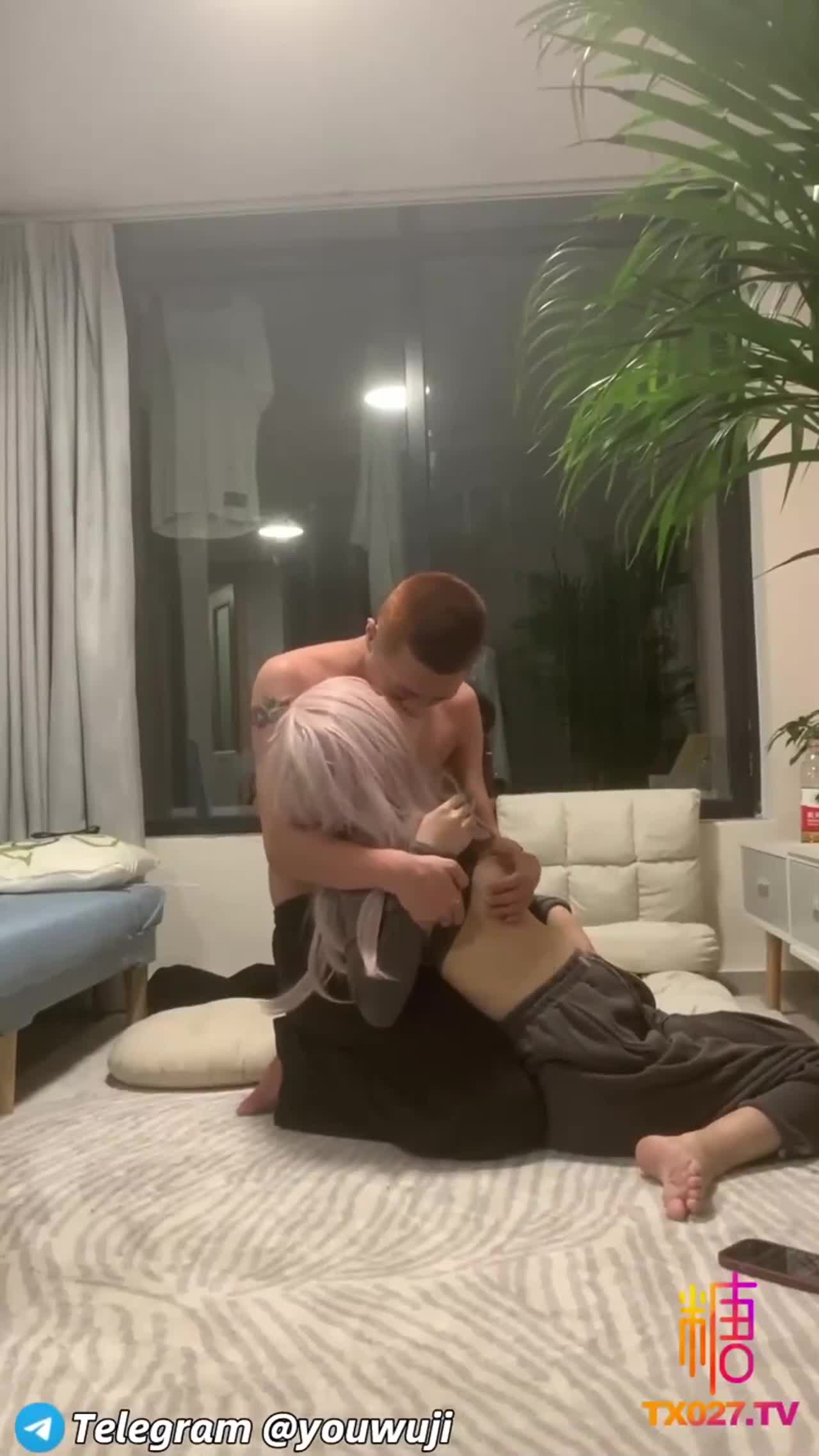 北京某集团千金在酒吧被检喝多了还知道自己动_不管多有钱抖逃不掉黄毛小子