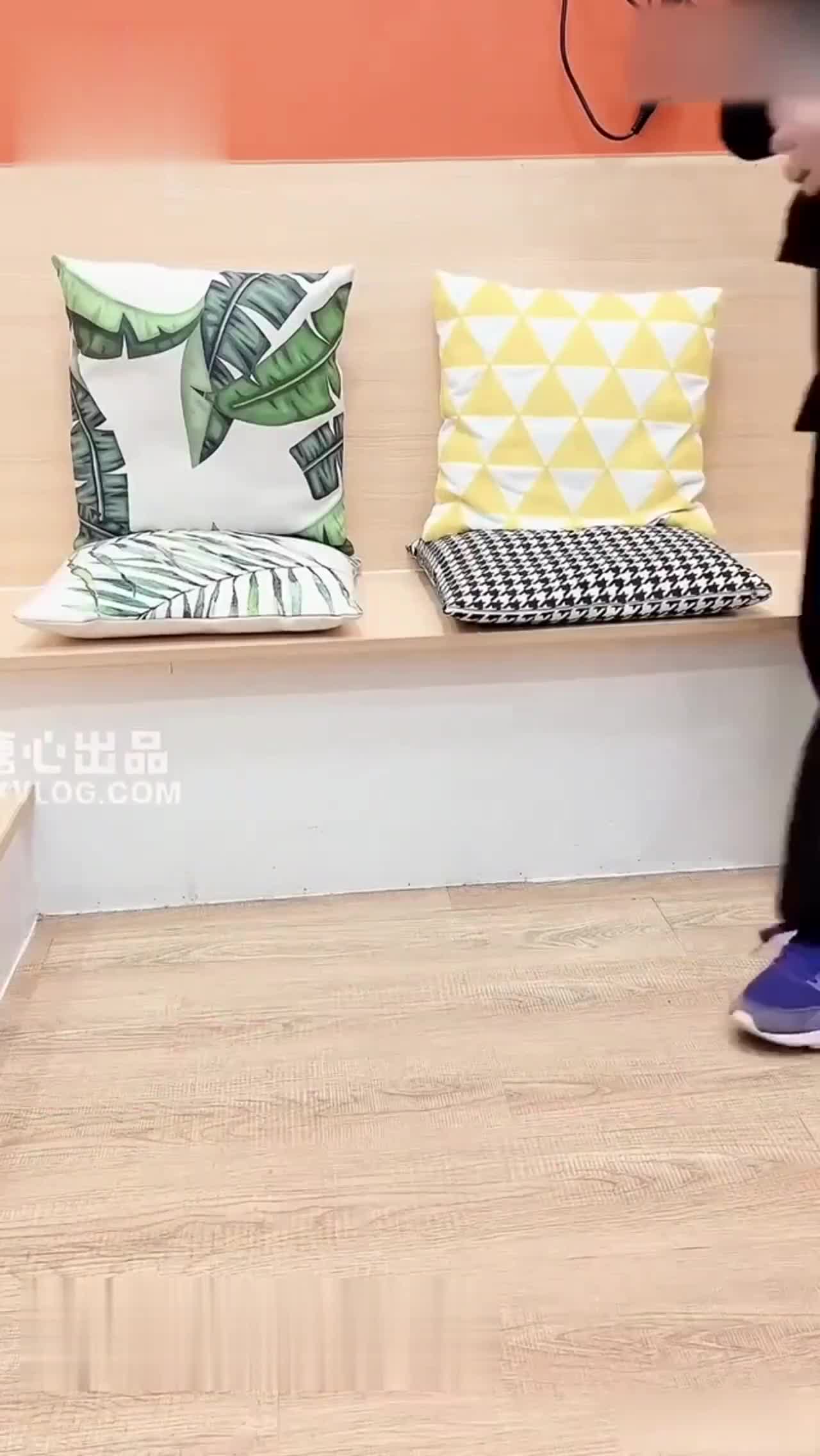 身材娇小的小萝莉在家里偷偷自慰_被哥哥发现直接爆肏_小萝莉被操到翻白眼