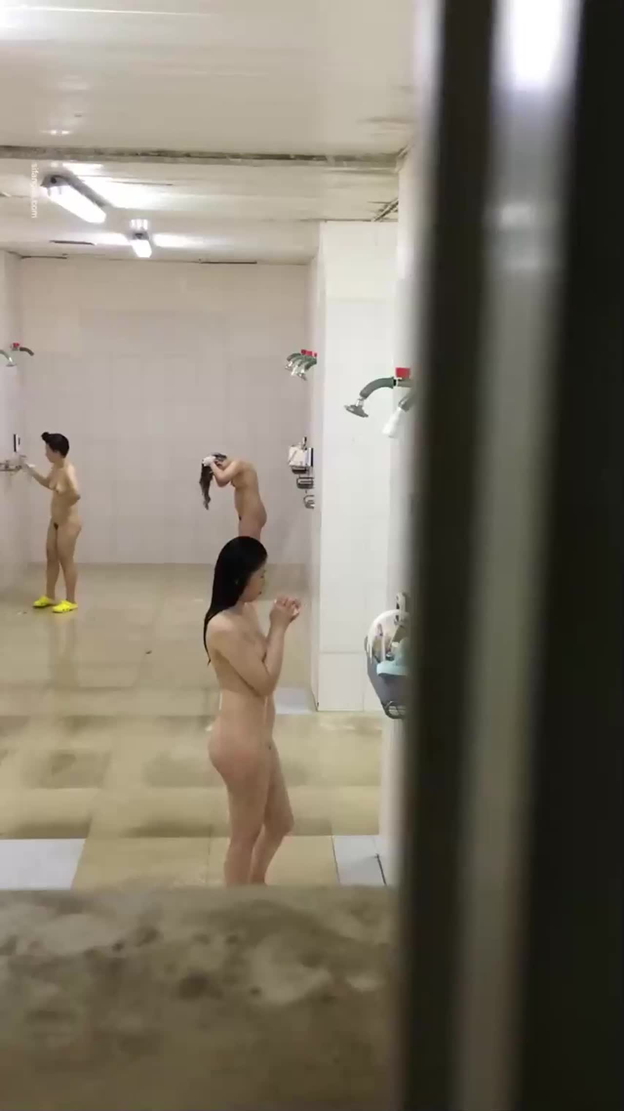 【冒死偷拍】国内某大学公共浴室事件！男同学爬窗偷窥洗香香的女同学们！女神学霸萌妹无一幸免！