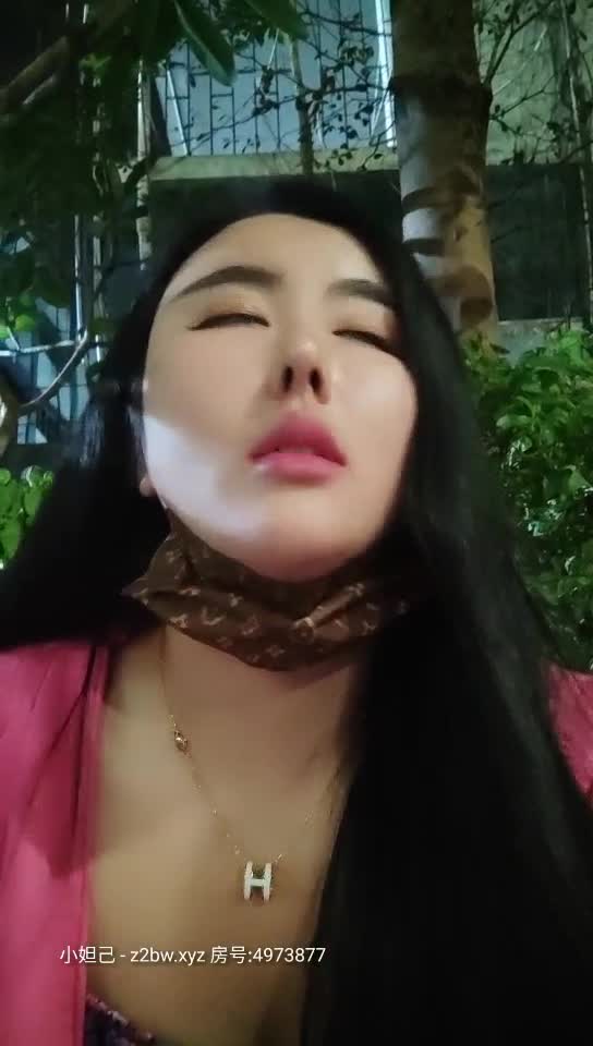 女探户外勾搭玩3P需求不满 #户外 #人妻 #偷情 #国产