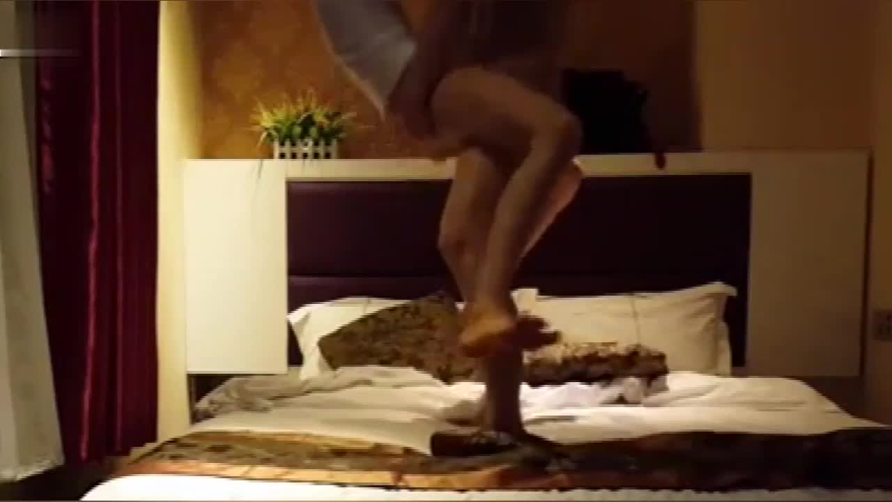 贵州兵哥新作-爆操贵州师范学院极品美眉 多姿势内射 高难度站式后入连续抽插 淫声浪叫好听 精彩续篇完整版