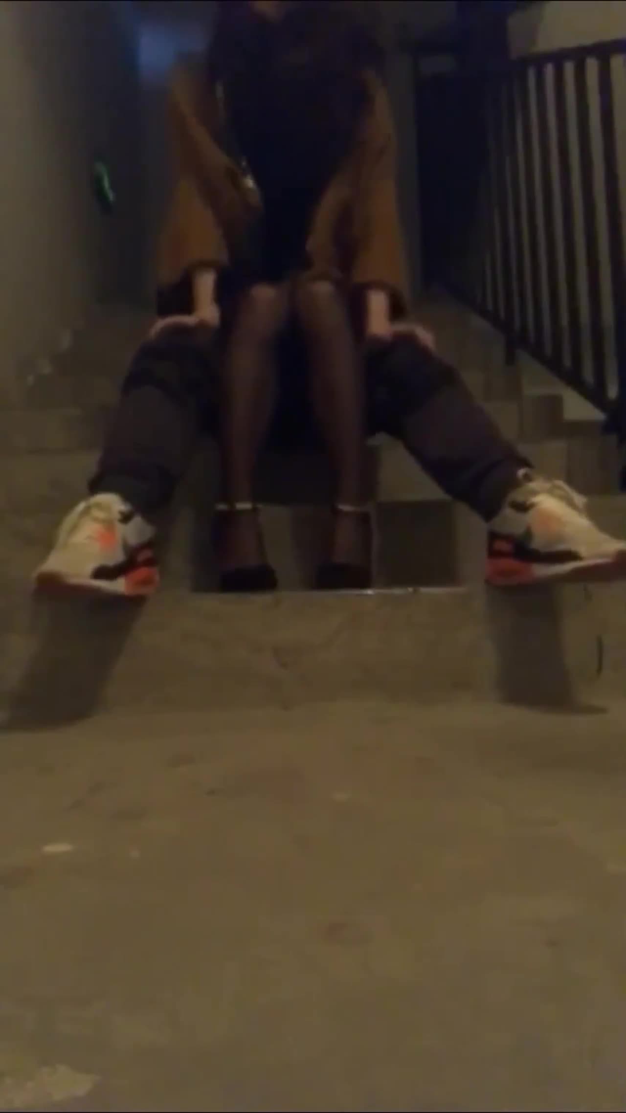 野战就是爽啊，在楼道里尽情的抱着伪娘狂撒汗水，享受被发现的刺激