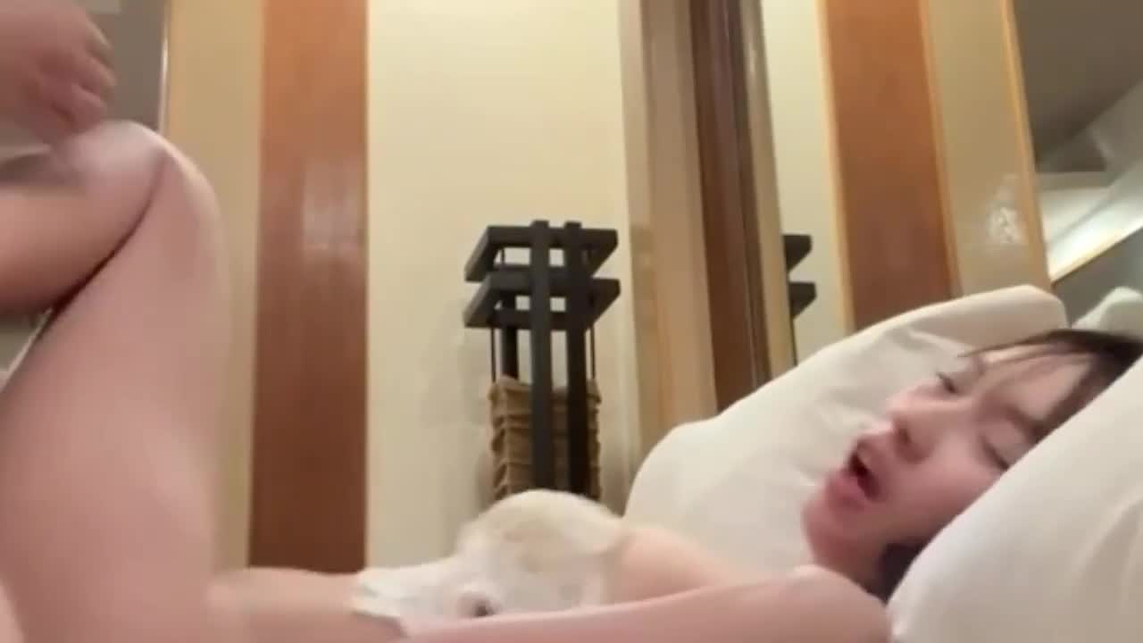 她娇喘着直白问道：“操我爽吗？你就爱我这水多得