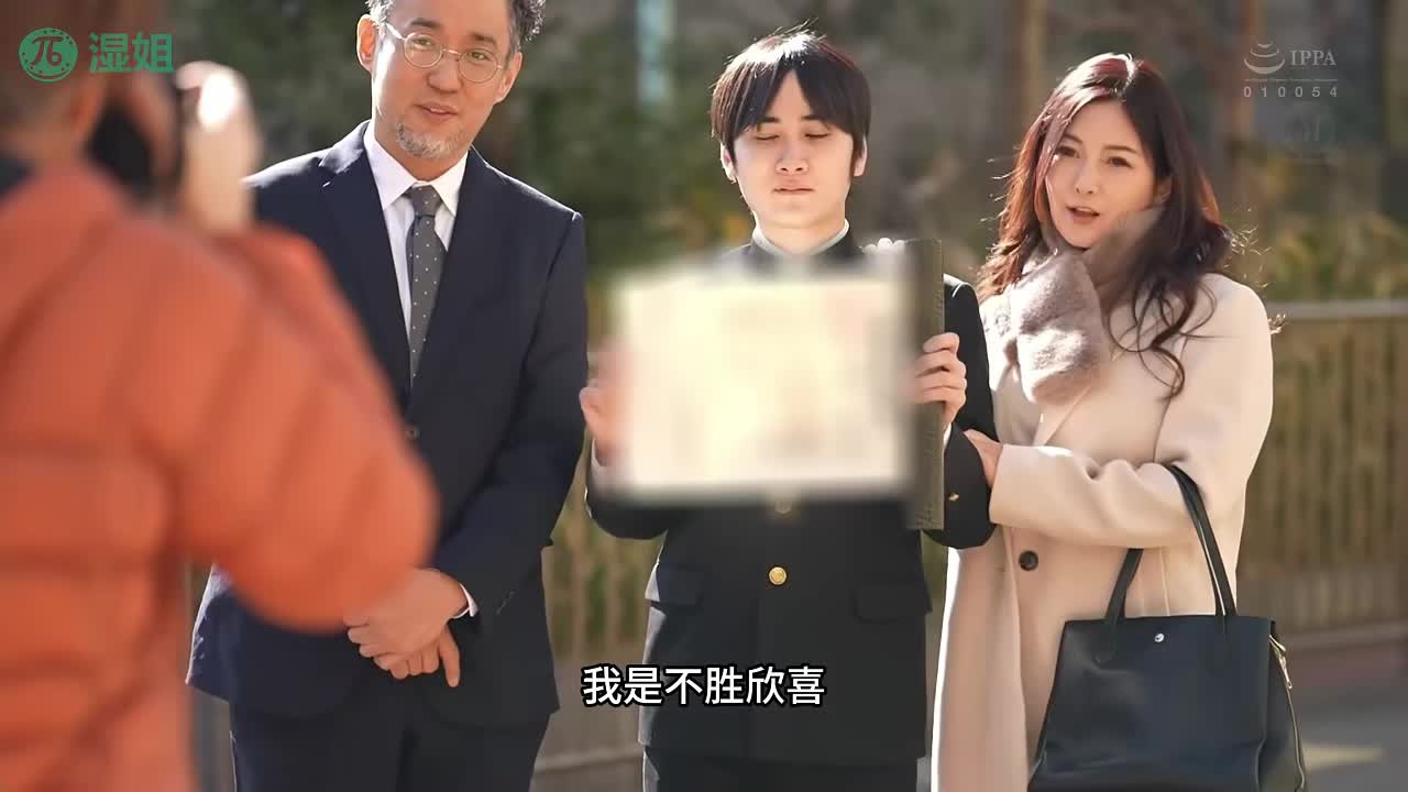 水果派 250804G儿子竟然敢偷拍，妈妈结果被操嗨为了儿子被人操，意外开启性癖好番号：ROE-146#一色桃子 #无码 #熟女 #偷拍