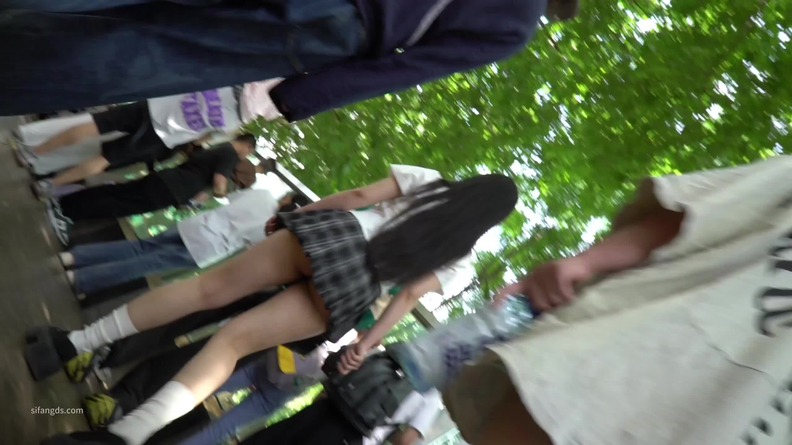 2048.vip-空城原创】 短裙小骚货逛公园有内衬漏出小短裙太短了半个骚臀都漏在外面非常诱惑