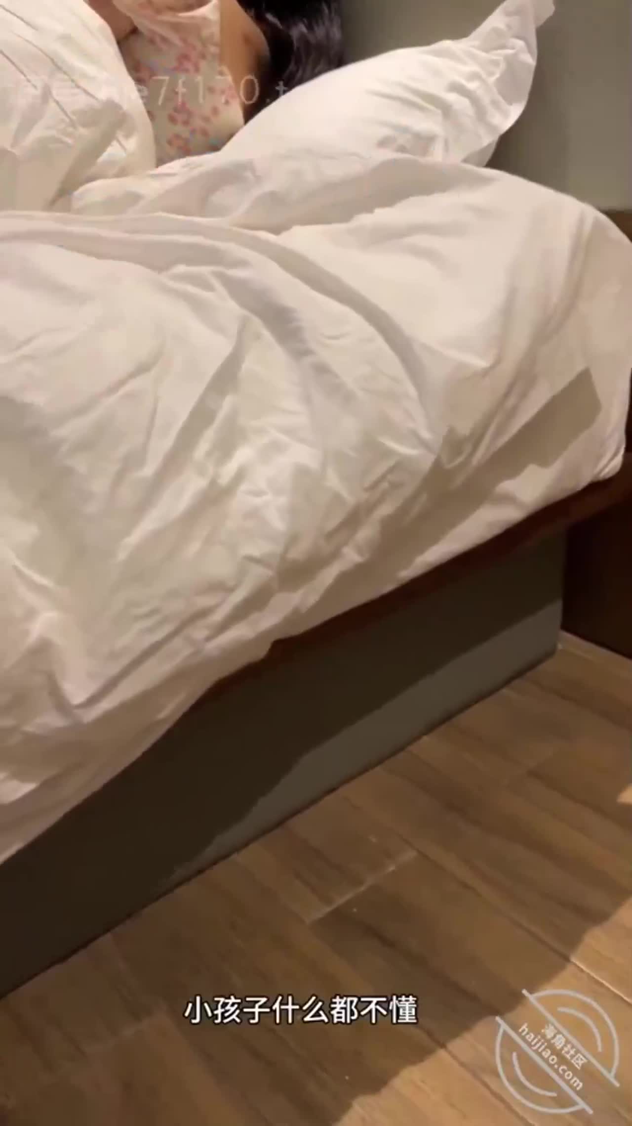 【母子乱伦】爸妈吵架，老爸竟把我跟老妈扔在酒店独处