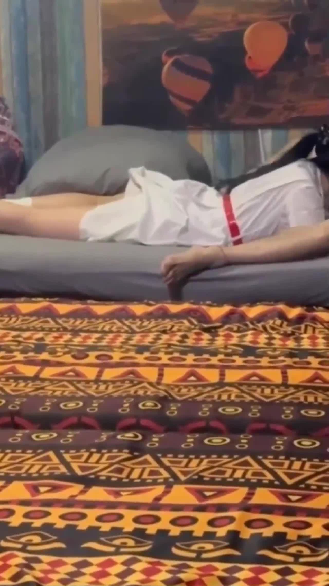 平时在学校里穿得可保守了，谁能想到啊.