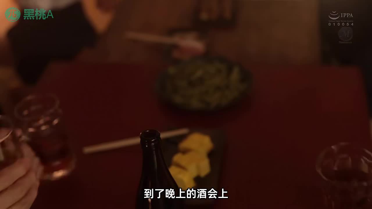 水果派 250705E【无码破解·黑丝诱惑】KTV娱乐场所里的单独辅导她命令结狗为她舔穴，还用脚钩住他的头，让他无法逃脱。番号：ROE-321#水野优香 #人妻 #熟女 #足交 #黑丝