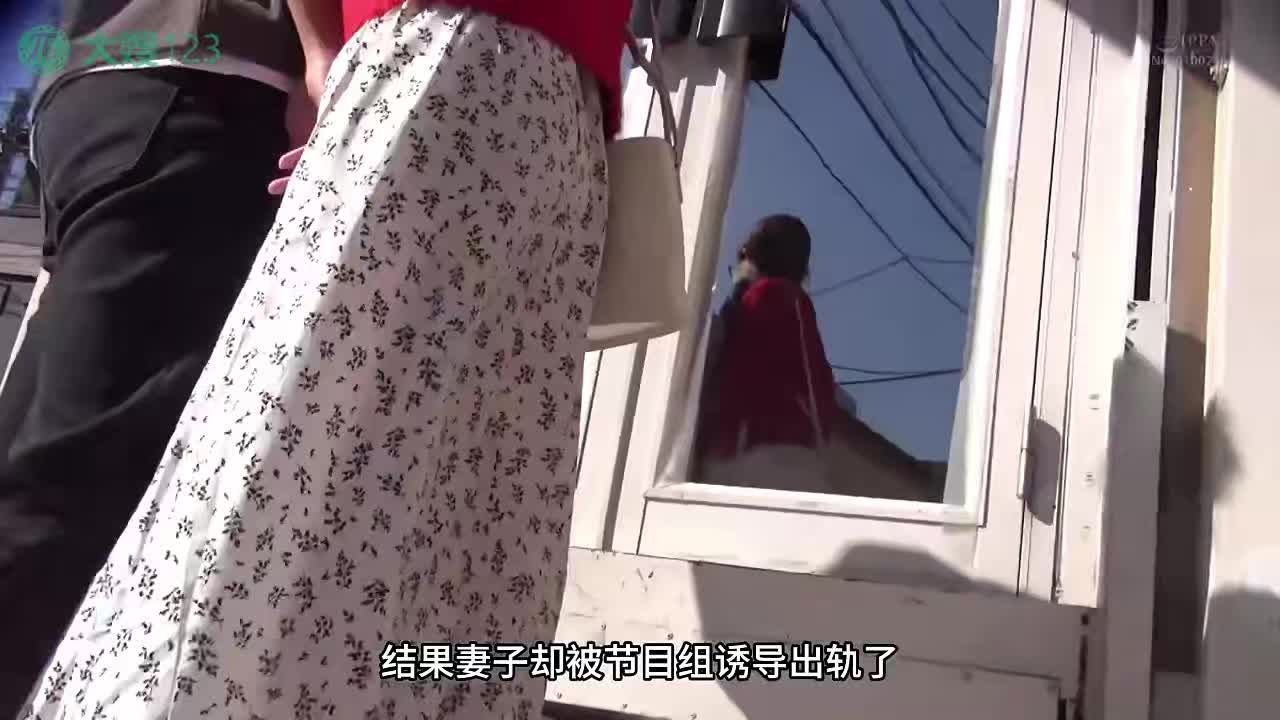 水果派 250828F老婆体验按摩受不了，看着老公在等还让搞一镜之隔老公不知道，老婆已经给他戴绿帽番号：SDMM-194#素人 #巨乳 #口交 #精致身材