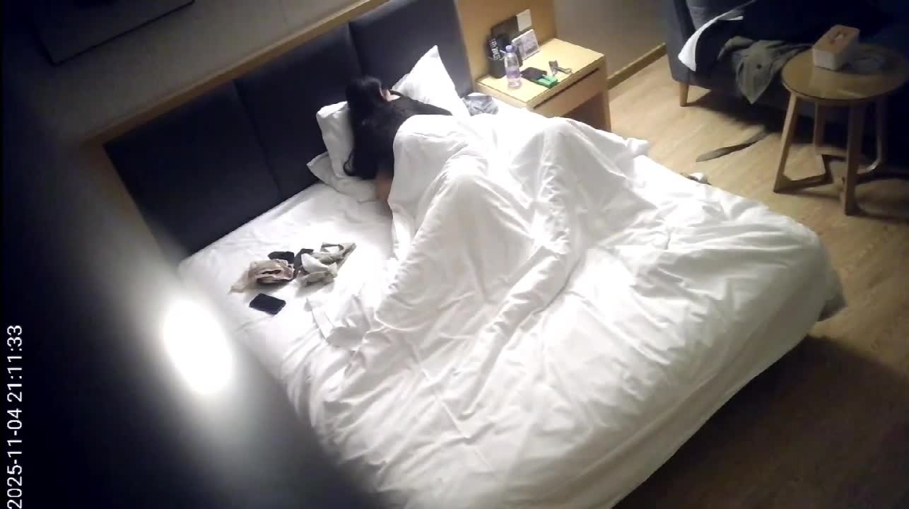 2048.vip-11-4流出酒店高清偷拍 颜值情趣丁字裤美女被男友一边看手机一边操