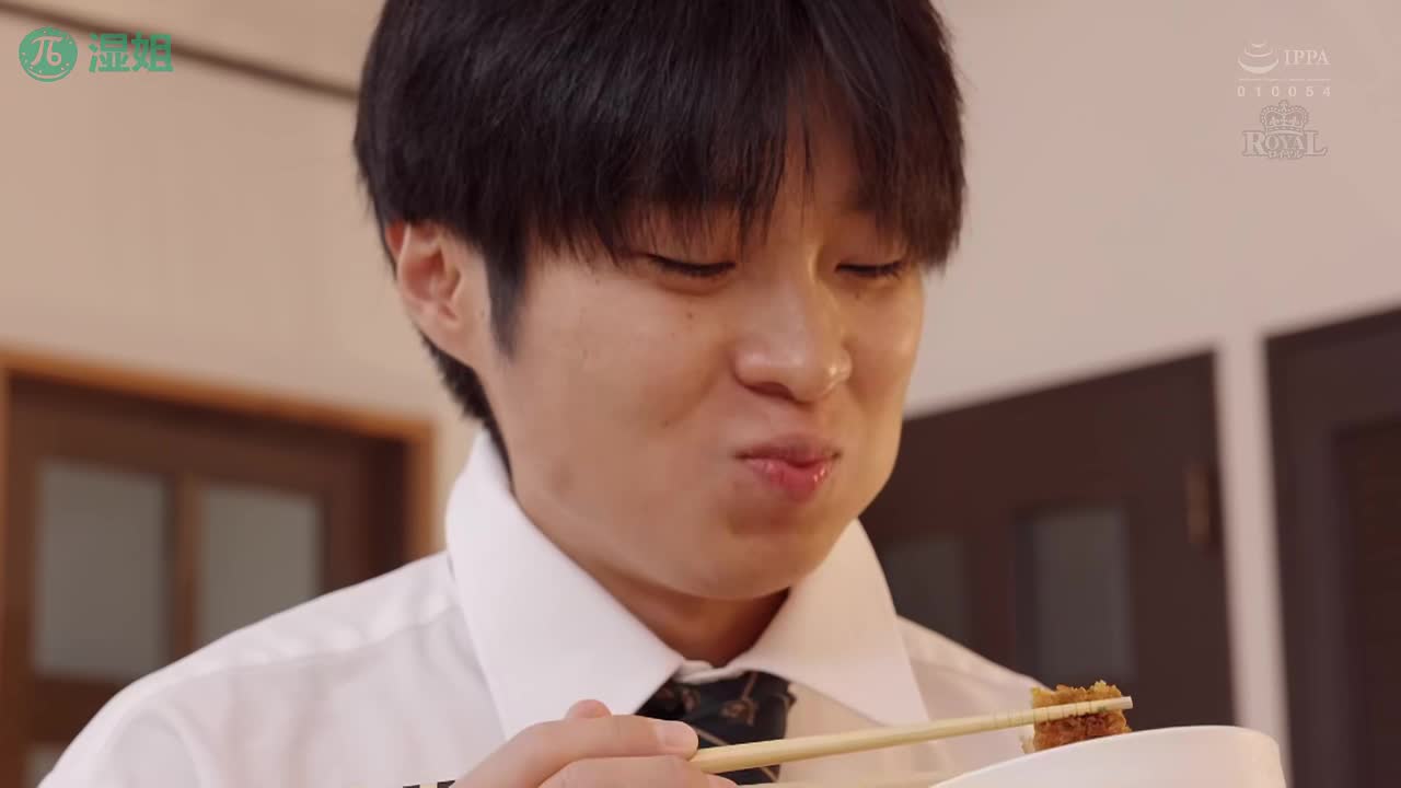 水果派 251108A儿子操娘好大方，叫来同学一起上儿子和他同学一起操，潮吹不停还想要番号：ROYD-238#葵百合香 #日本 #AV #乱伦