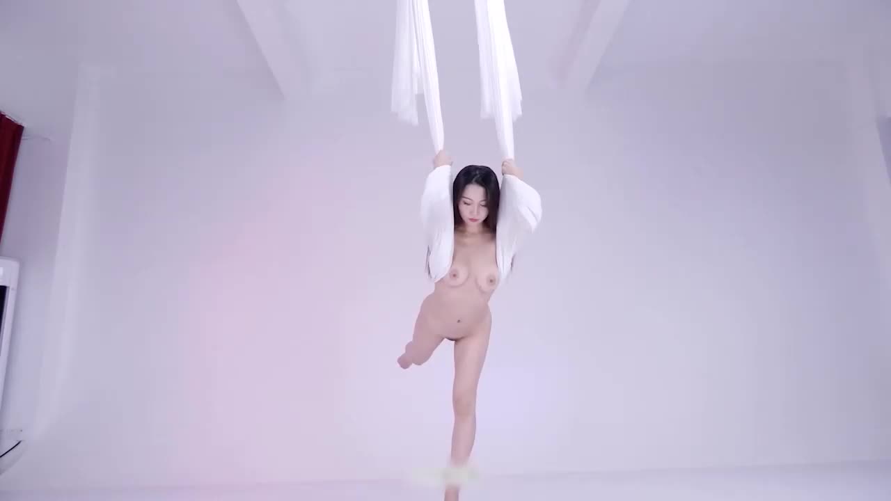 #熟女 #人妻 #少妇 #裸舞气质美少妇玩花活，空中玩瑜伽