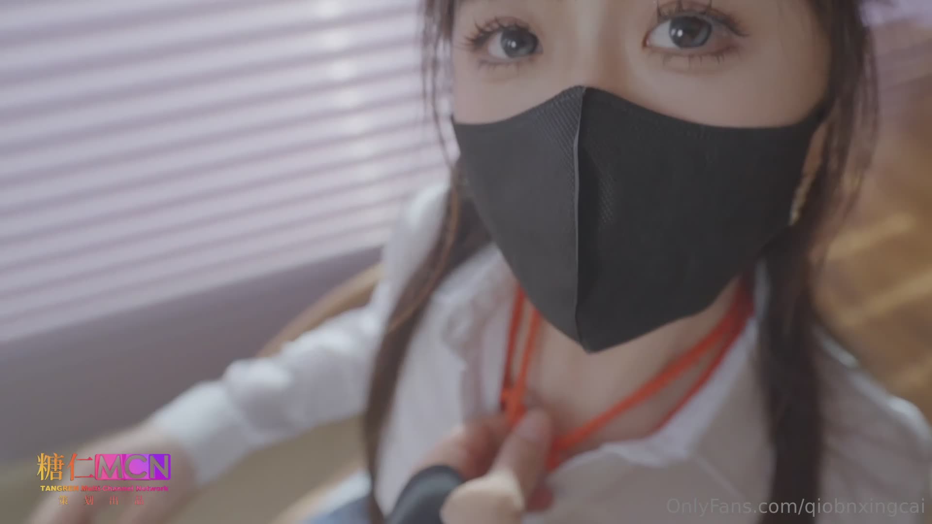 白丝jk学妹给钱就能操的反差婊，足交脚趾揉鸡巴，小穴被鸡巴猛操，屁股高翘晃动不停#白丝jk妹 #反差 #给钱操 #足交 #操小穴