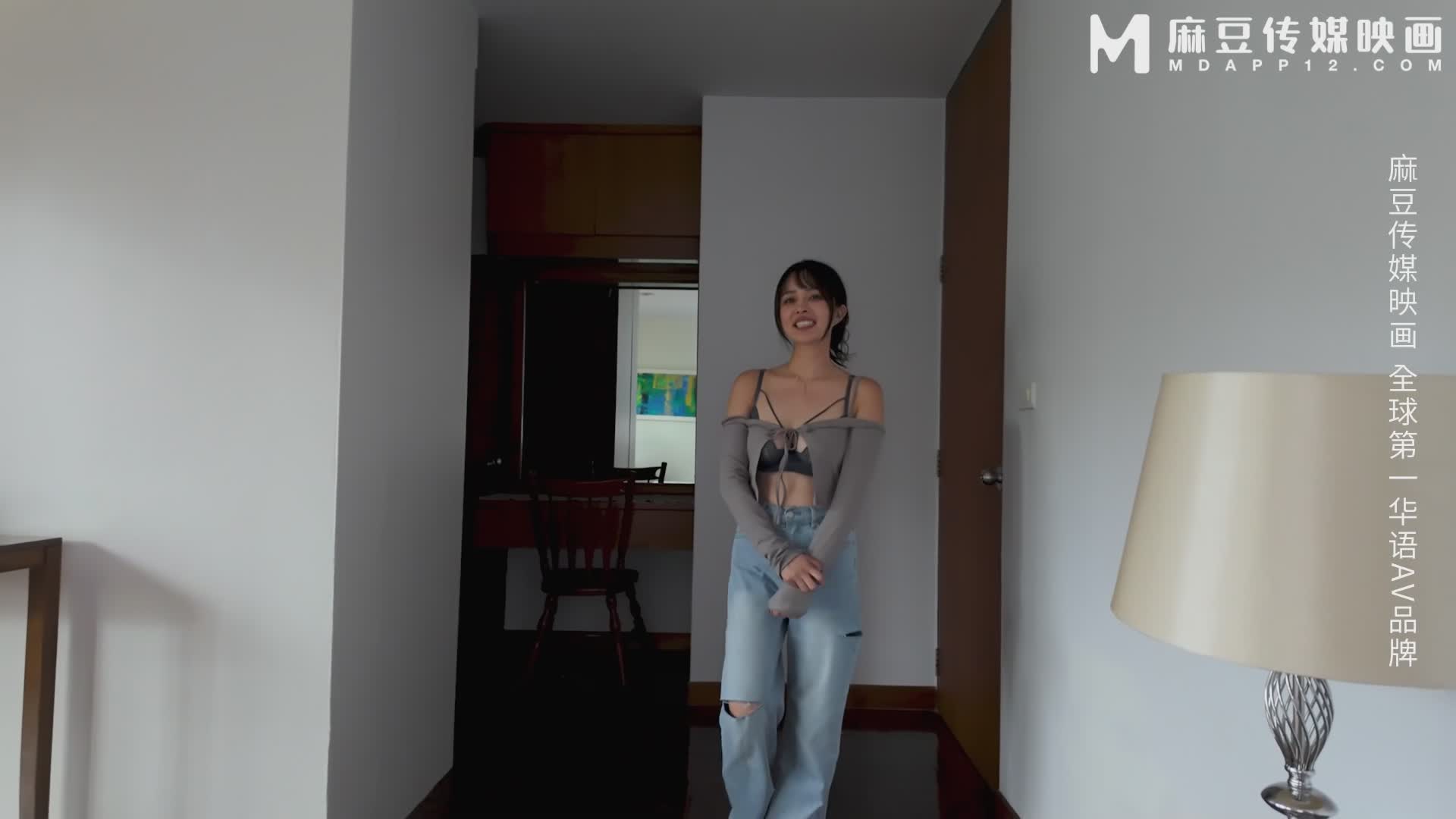 姐妹共侍一夫姐姐骚妹妹甜轮流做爱双飞，俩女骚劲十足#共侍 #姐妹 #双飞 #轮流  #口交