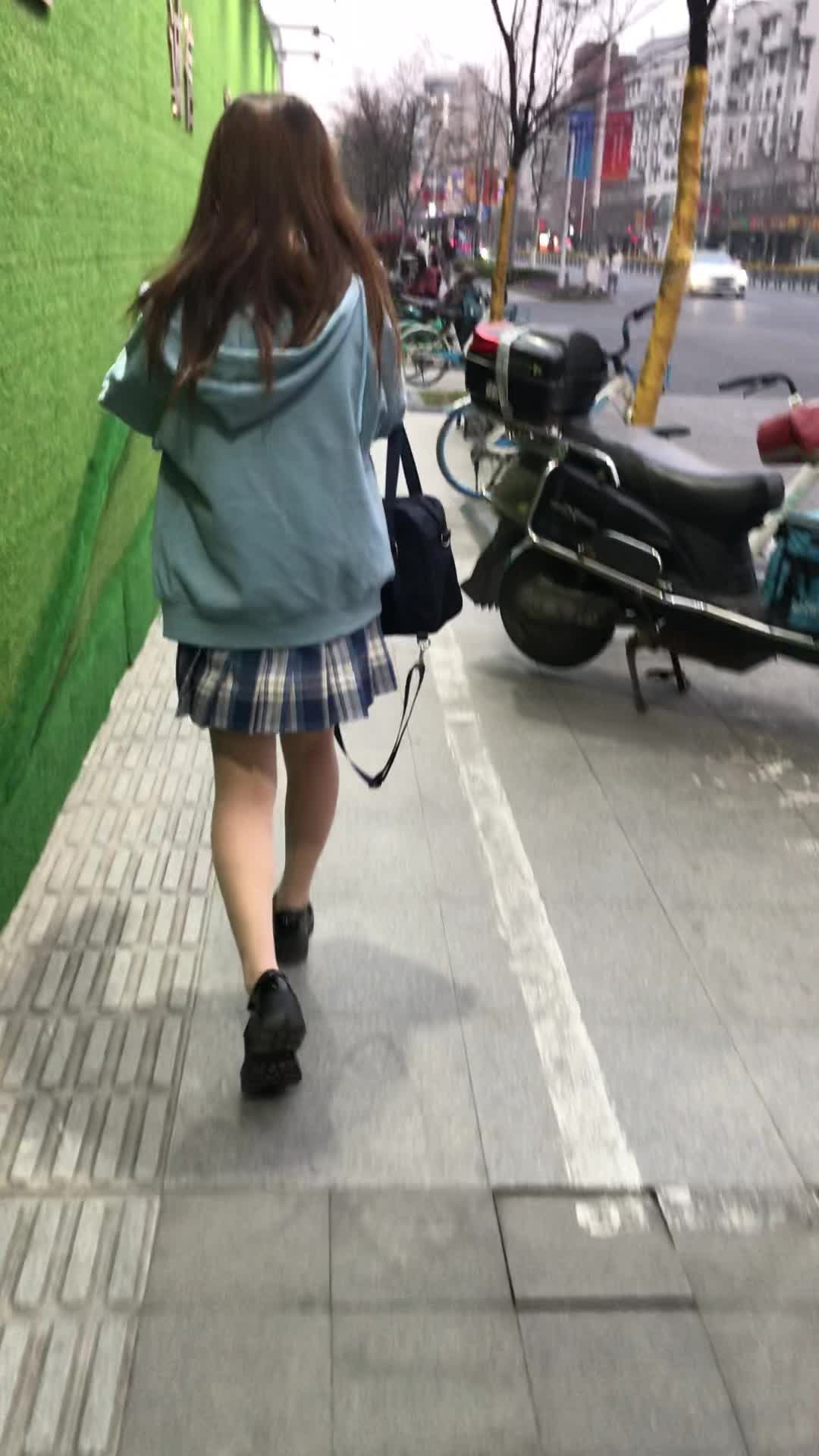 2048.vip-推荐【肉丝黑短裙高颜值】尾行短裙靓女，进厕所打算厕拍，被发现跑开了，顶着压力也要开灯拍，原档无水