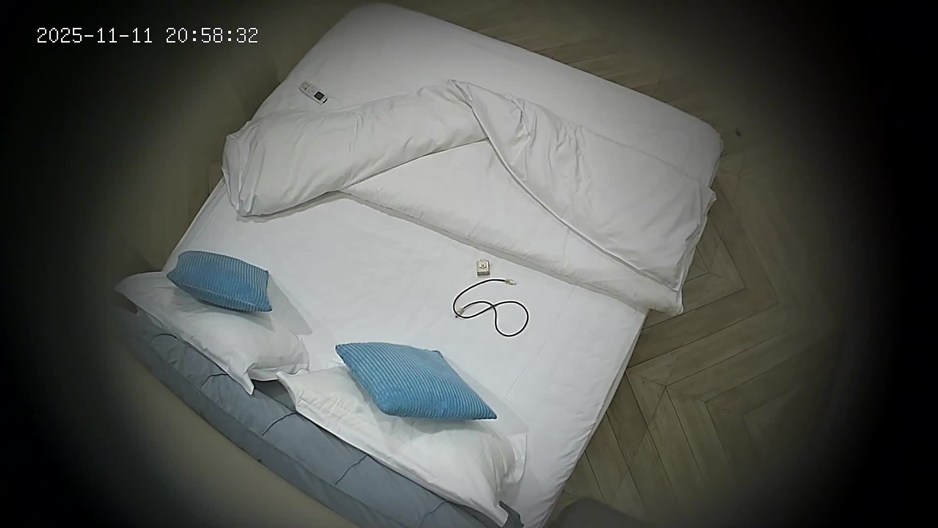 2048.vip-11-12新流出酒店偷拍 眼镜男和单位年轻小少妇开房偷情搞到第二天中午一地卫生纸