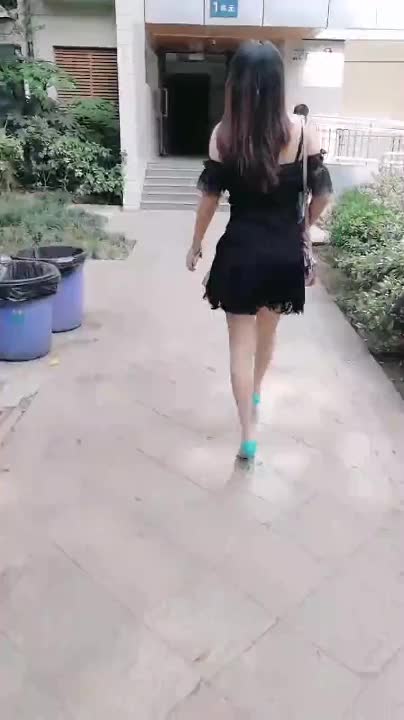 #刘婷 #腿腿 #国产剧情 痴汉粉丝跟随主播回家，平时视频看的多这次想亲自体验一下美女的大黑B