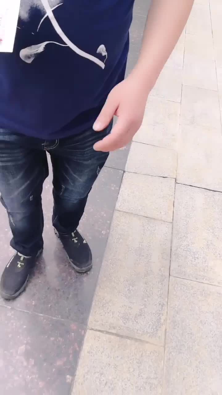 #刘婷 #国产剧情 刚毕业的女大学生找不到工作，被色狼导演带到小树林里试镜