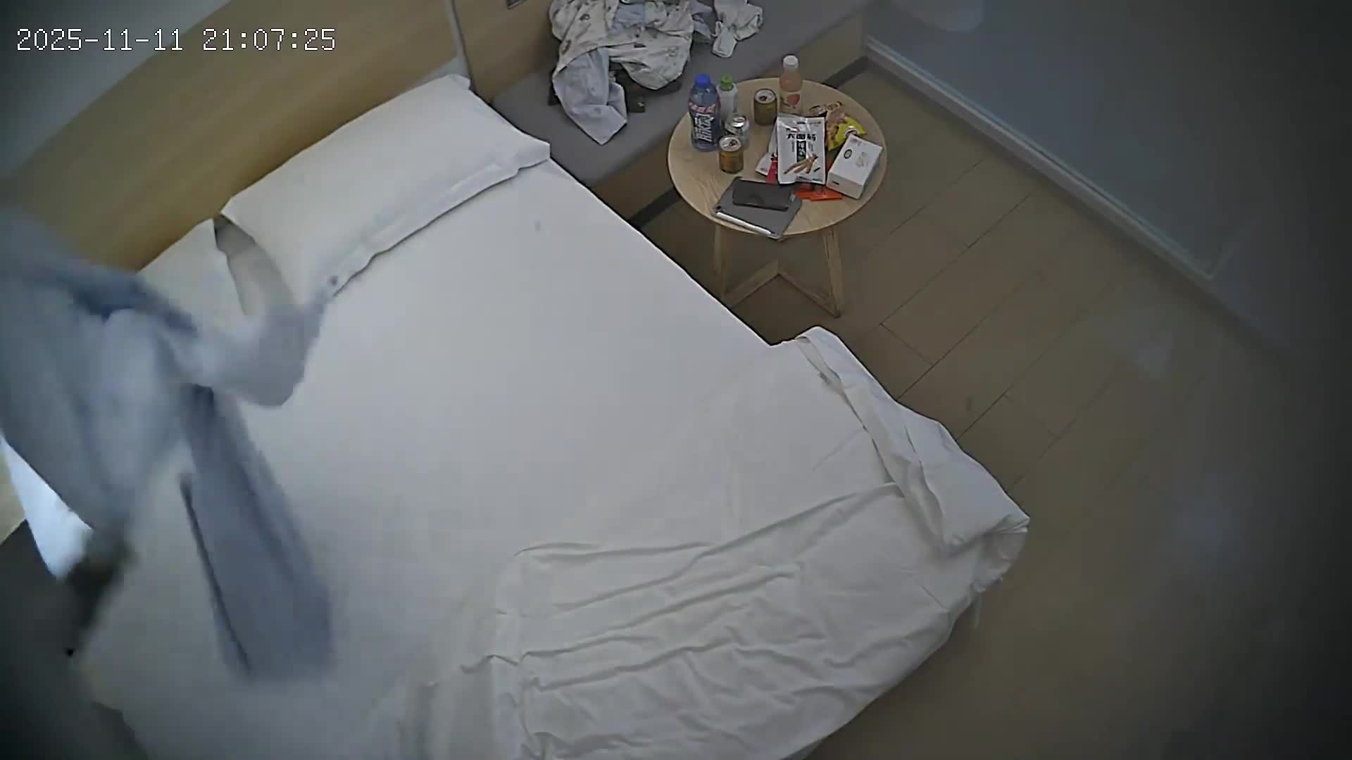 2048.vip-11-12新流出酒店偷拍 自带床单的学生情侣乖巧可爱女友主动换上黑丝情趣搭配跳蛋挑逗男友操她