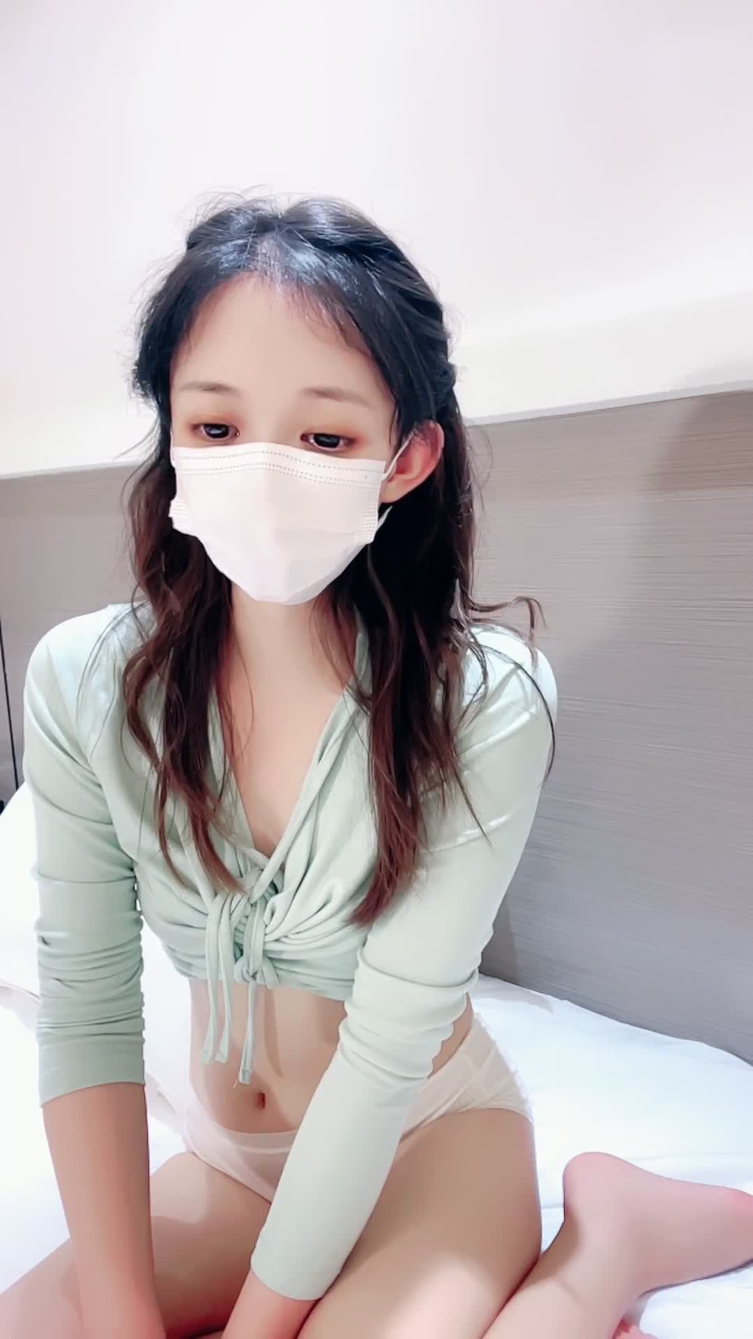 #主播 #小怀怀 #极品 身材苗条的嫩妹直播无套啪啪，小穴外黑内粉，充血之后太性感了