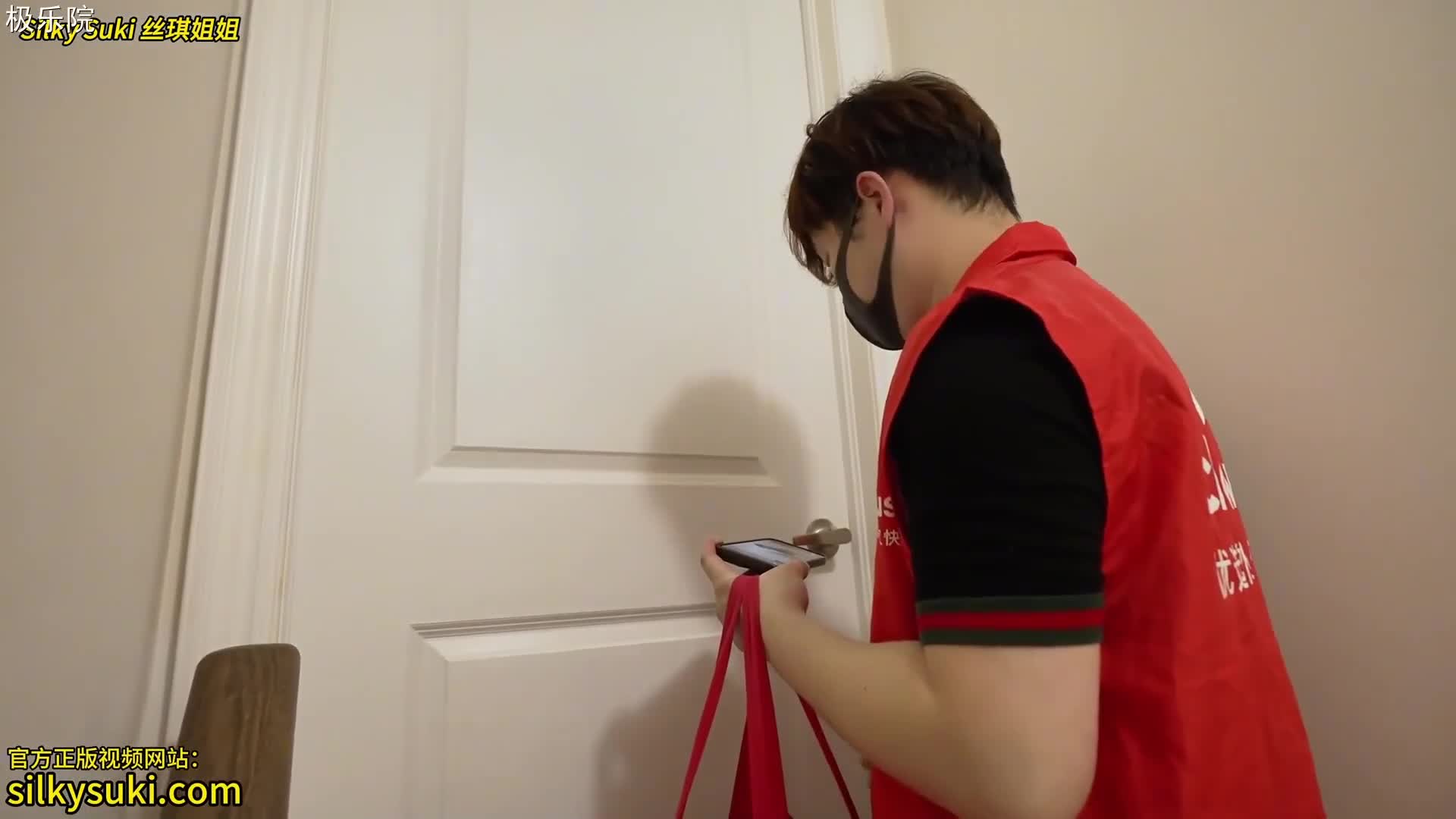 米菲兔推特网红颜值女神【米菲兔】身材丰满独守空房欲求不满的主妇被胖小哥强推微胖身材yyds 虽然是人工白虎但也能看 最后射在骚逼上面也挺诱人的#米菲兔 #深喉 #调教 #打桩 #反差