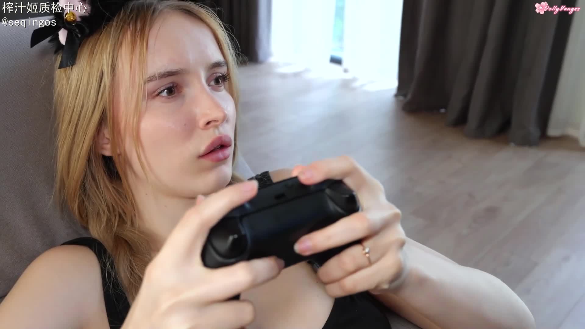 PollyYangs天使面孔魔鬼身材 边玩游戏边继父和他的伙伴两根大屌爆肏3P真是网瘾少女 边打游戏边给男主口交 即使被舔穴玩弄大奶子也不为所动 #PollyYangs #3P #大奶 #打桩 #口爆 @seqingos