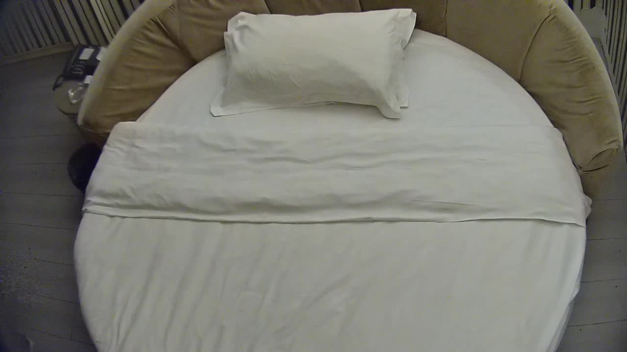 2048.vip-情趣台 11-17 大哥不可貌相啊 居然能约一对姐妹花玩个双飞 不像是妓女 所以说好色跟年龄和性别无关