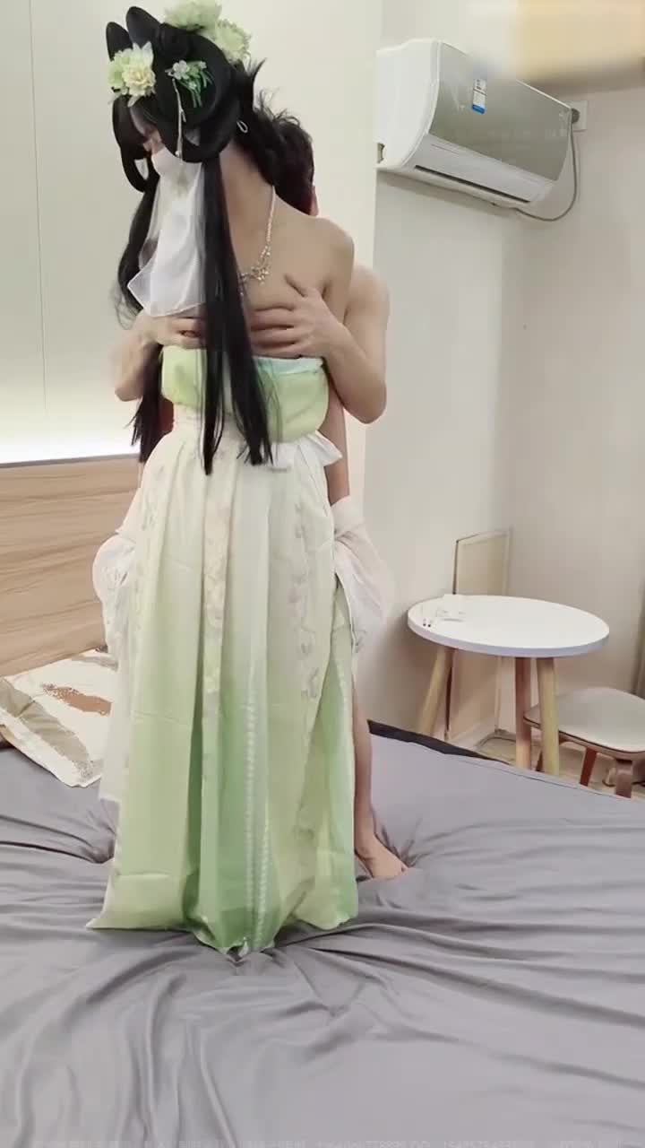 性欲旺盛的白丝汉服萝莉 自己掰开双腿等着爸爸大鸡巴 #福利姬 #白虎 #反差 #萝莉 #cos