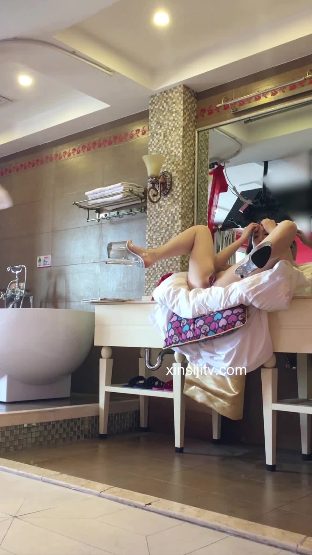 #约炮 #少妇 #极品 #母狗约炮大神酒店直接把高跟鞋少妇按在桌子上操，叫声太骚了