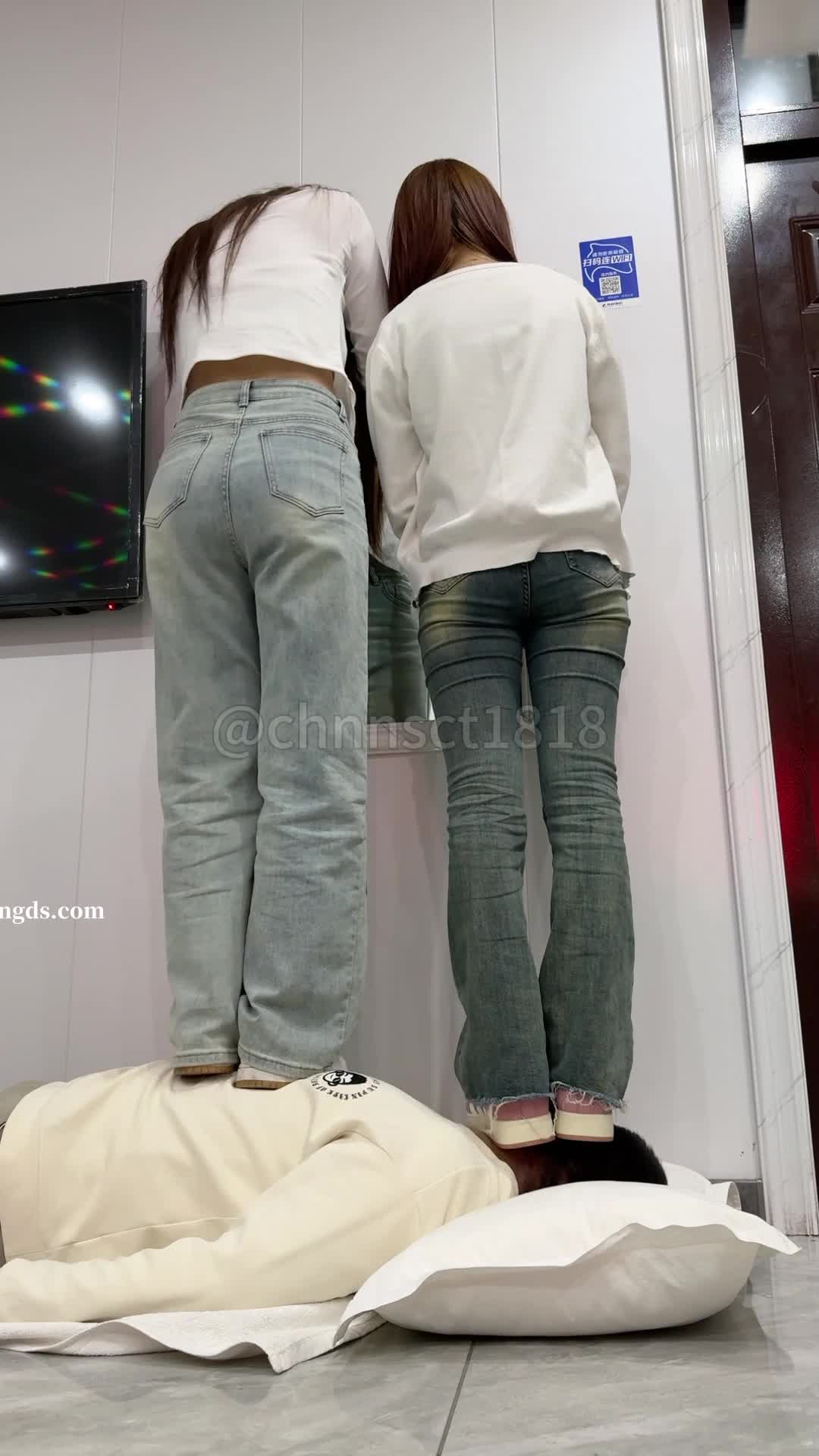 #调教 #女大学生 #素人 #重口与精神小妹的那些年，足交踩脸调教，好几个妹子一起，吃嫩妹的大便（有点重口，介意勿点），享受特殊的待遇！