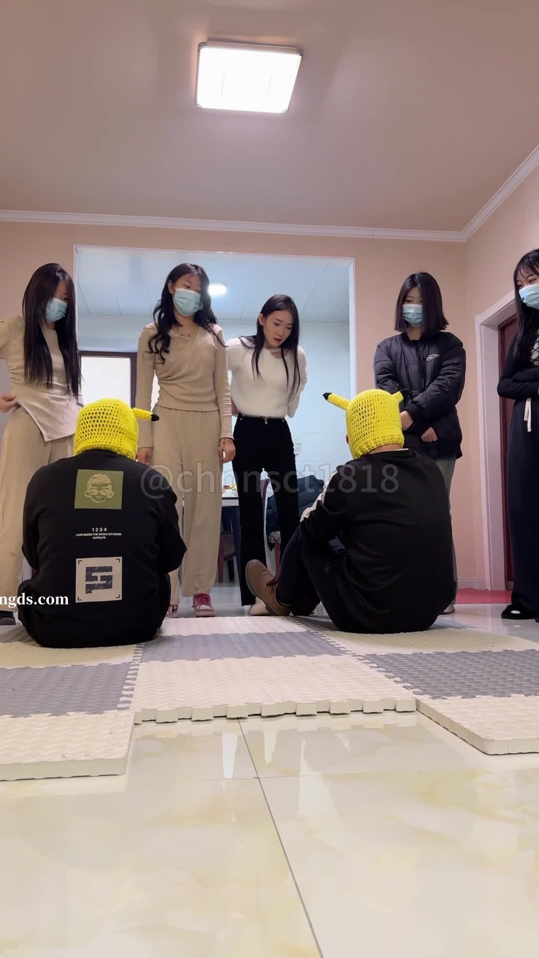 #调教 #女大学生 #素人 #重口与精神小妹的那些年，足交踩脸调教，好几个妹子一起，吃嫩妹的大便（有点重口，介意勿点），享受特殊的待遇！