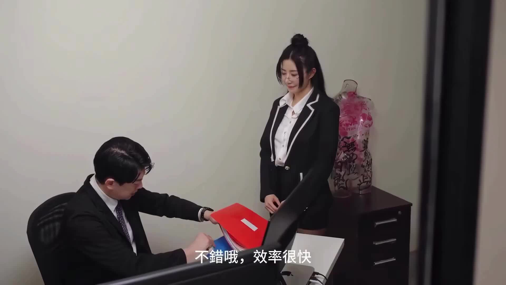 #黑丝 #美乳 #少妇 #微胖御姐范眼镜婊，两个大奶子非常晃眼，开档黑丝性感十足，女上位做爱是真的淫荡