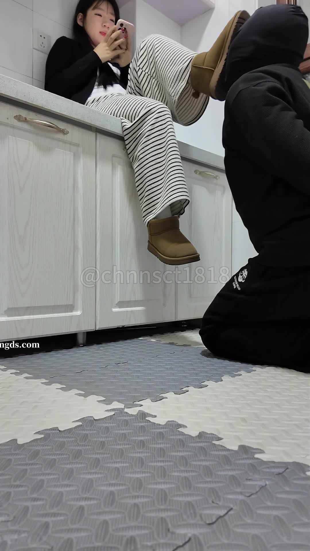 #调教 #女大学生 #素人 #重口与精神小妹的那些年，足交踩脸调教，好几个妹子一起，吃嫩妹的大便（有点重口，介意勿点），享受特殊的待遇！