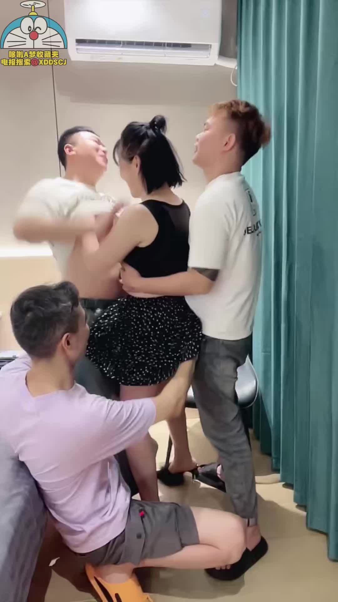 #熟女饥渴熟女享受三位壮汉的玩弄